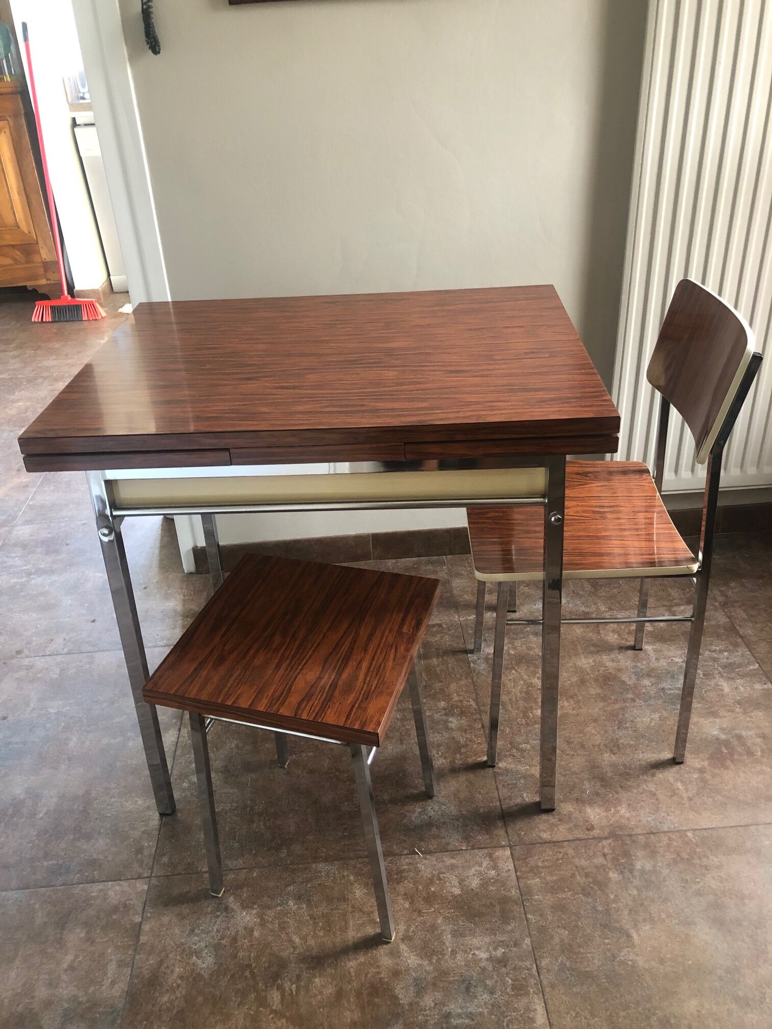 Table en formica avec sa chaise et son tabouret imitation palissandre