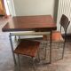 Table en formica avec sa chaise et son tabouret imitation palissandre