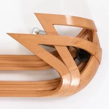 Vincent Gonzalez: sculpted wall lamp in bent wood, 1970s design.