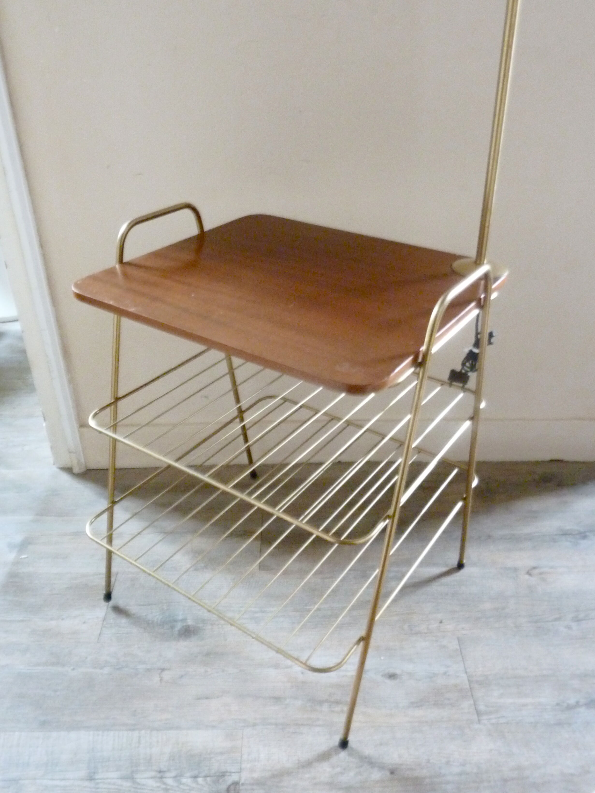Lampadaire avec tablettes en teck et laiton des années 60