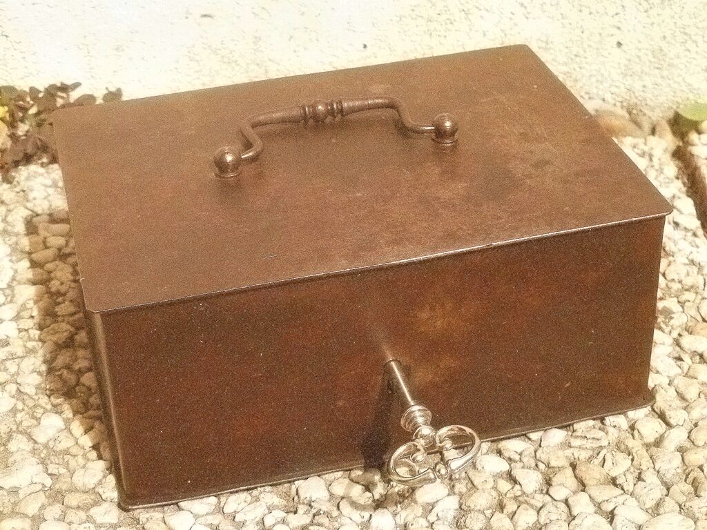 Cash register, metal safe with key