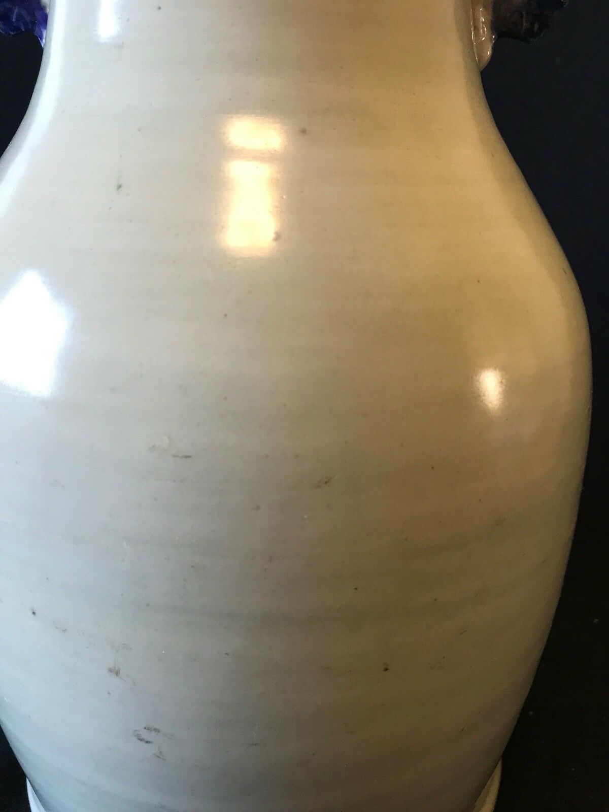 Vase balustre en porcelaine blanc bleu sous couverte céladon XIXe