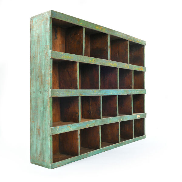 Meuble d’atelier en bois à 19 casiers