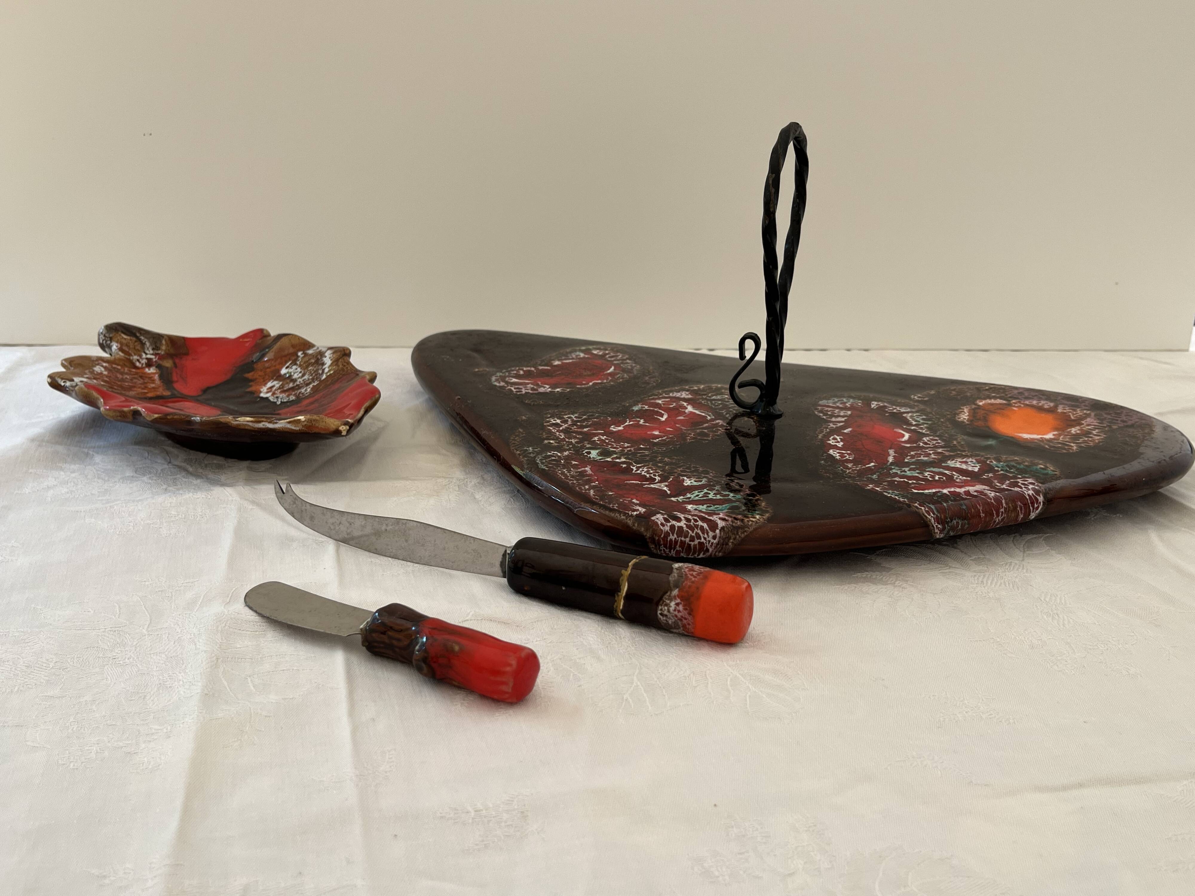 Valauris cheese board with butter dish and 2 knives (cheese and butter)