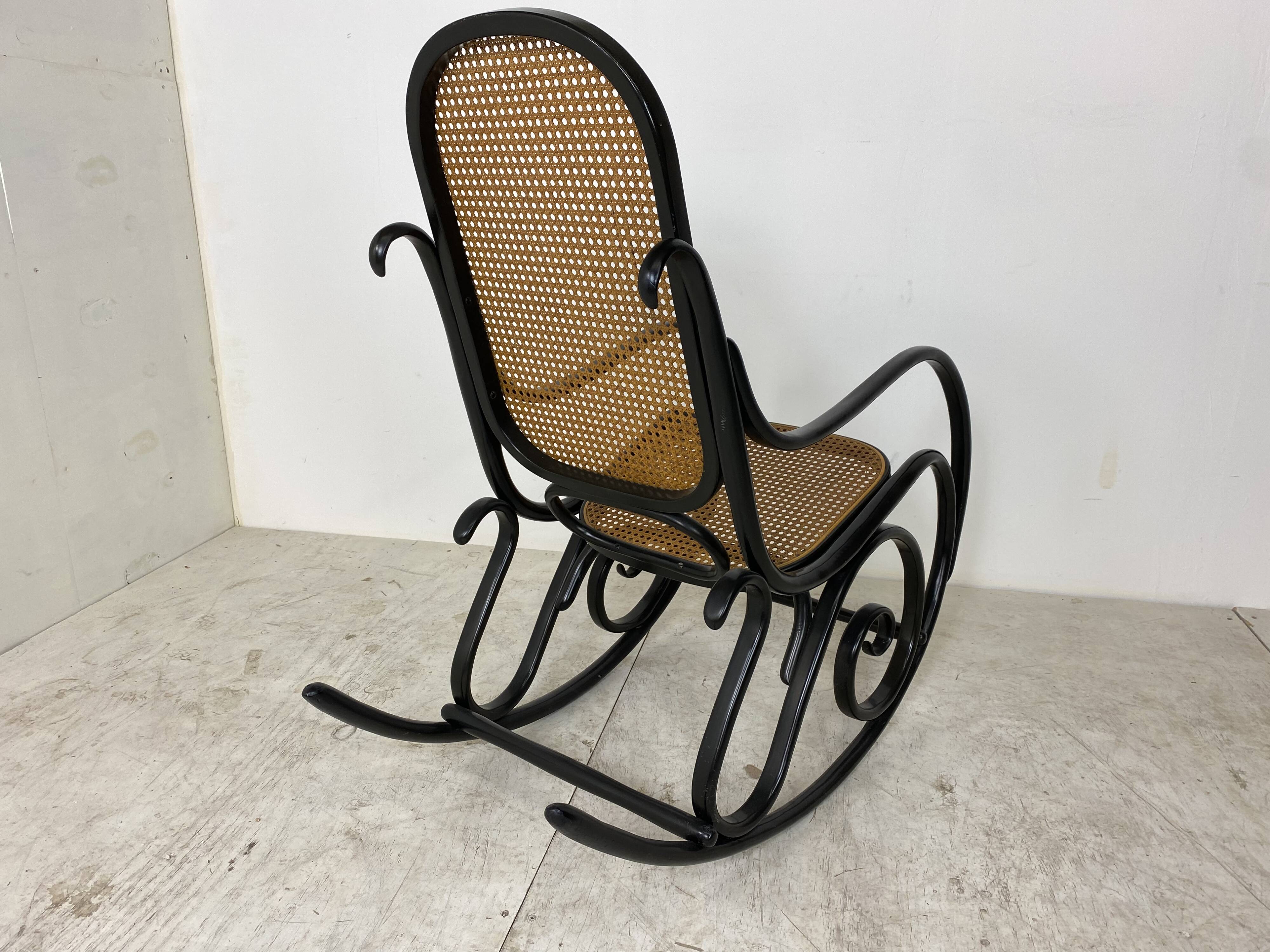 Vintage rocking-flesh in curved wood Michael Thonet