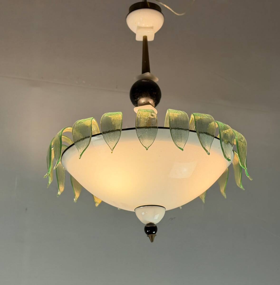 Venetian chandelier in white, black and green Murano glass sprinkled with gold, circa 1980