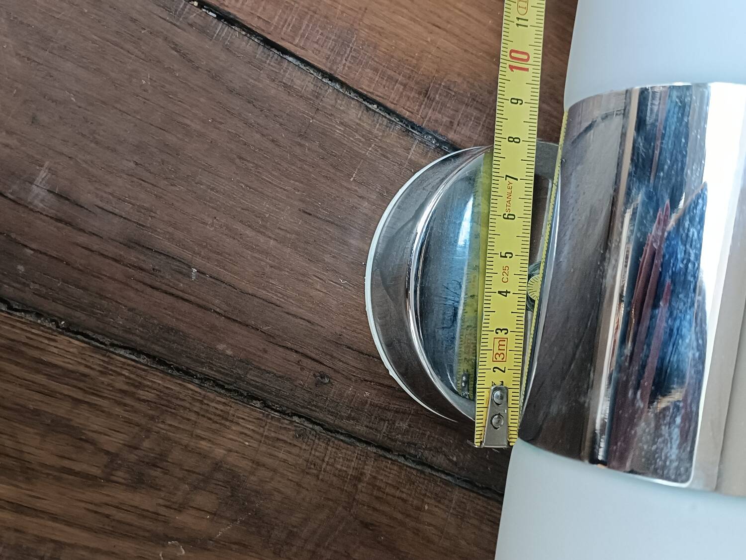 Wall light with opaque glass