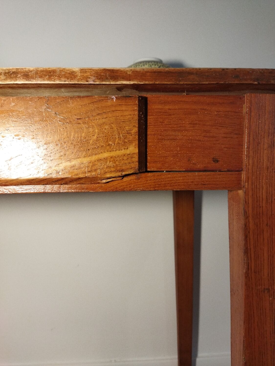 Spindle legs desk