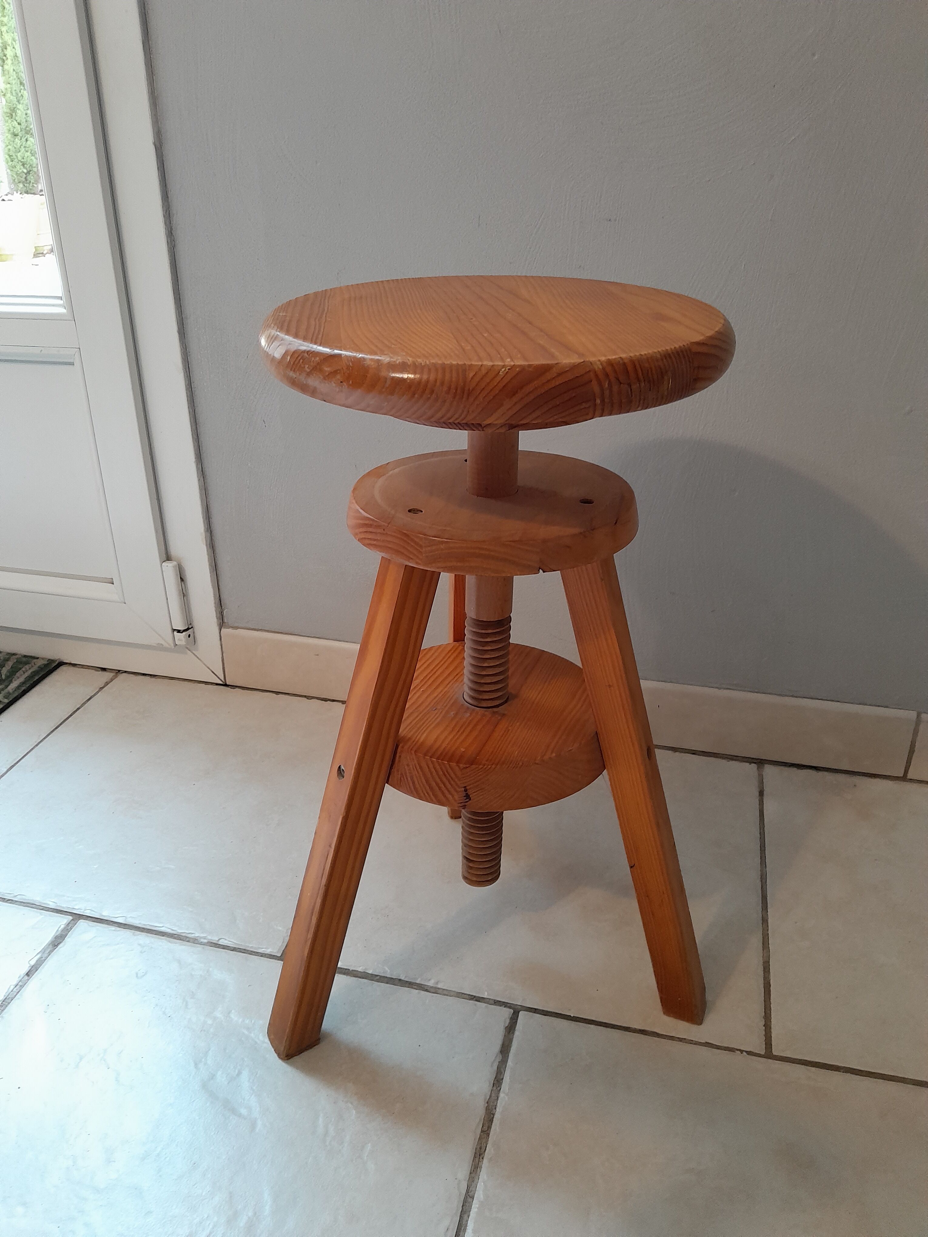 Tabouret tripode en bois à vis vintage atelier industriel
