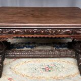 Table ancienne en chêne sculpté de style gothique flamand.