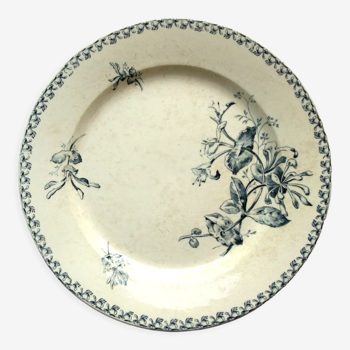 Plat rond et plat en porcelaine opaque signé Gien, modèle chevrefeuille, 33 cm