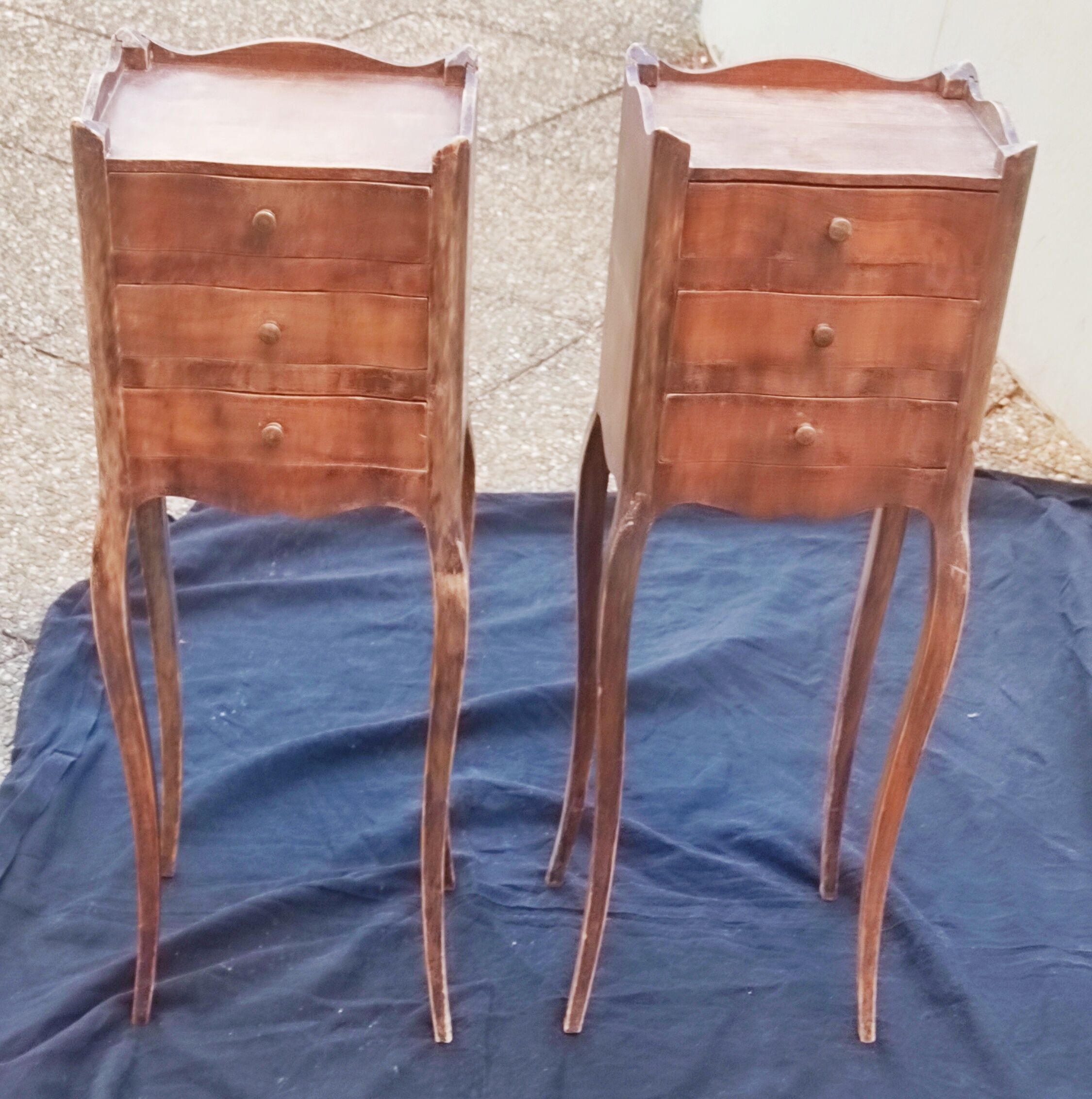 Tables de chevet en bois de noyer style Louis XV