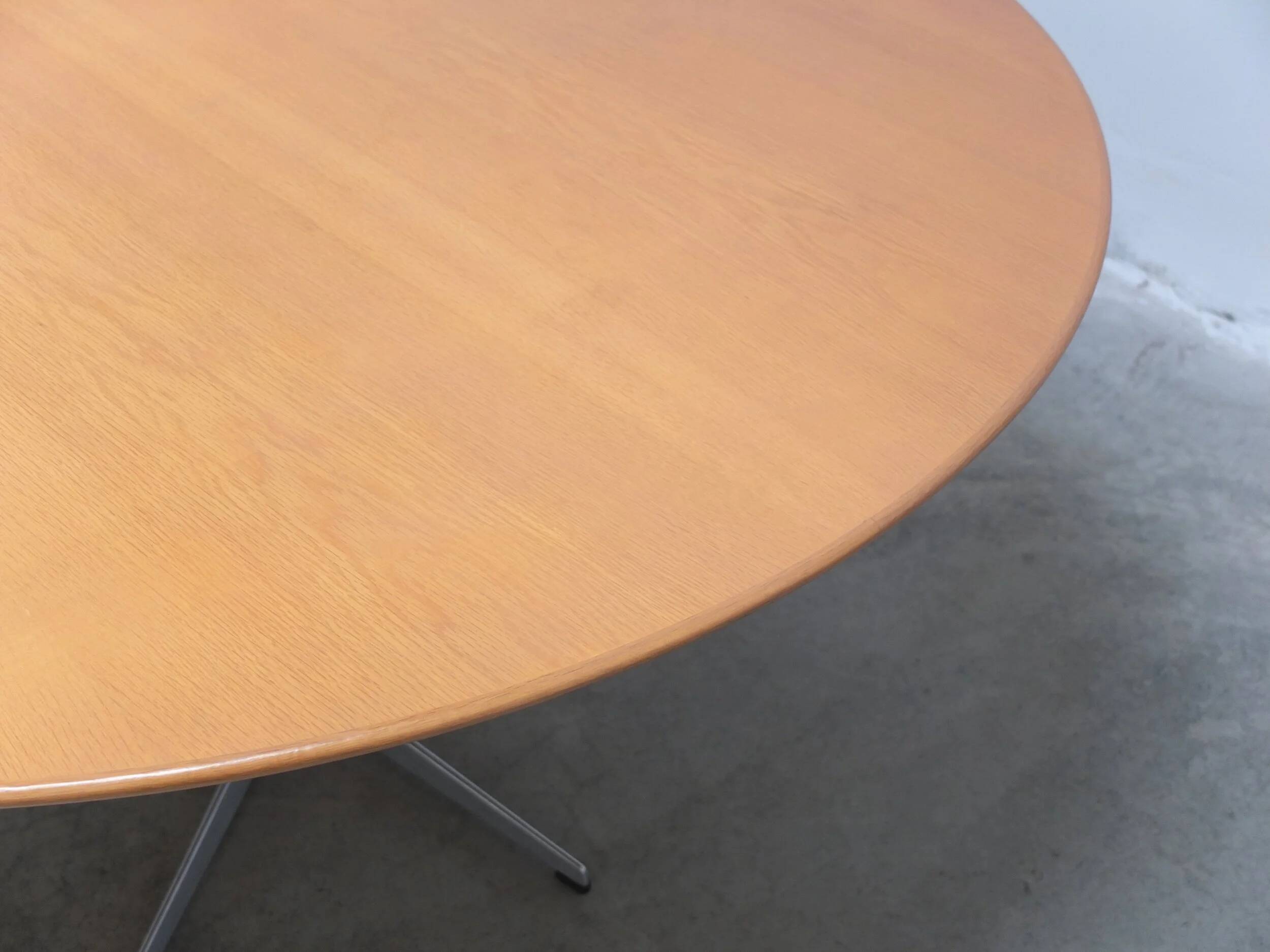 Large 'circular' oak dining table by Arne Jacobsen for Fritz Hansen, 1966