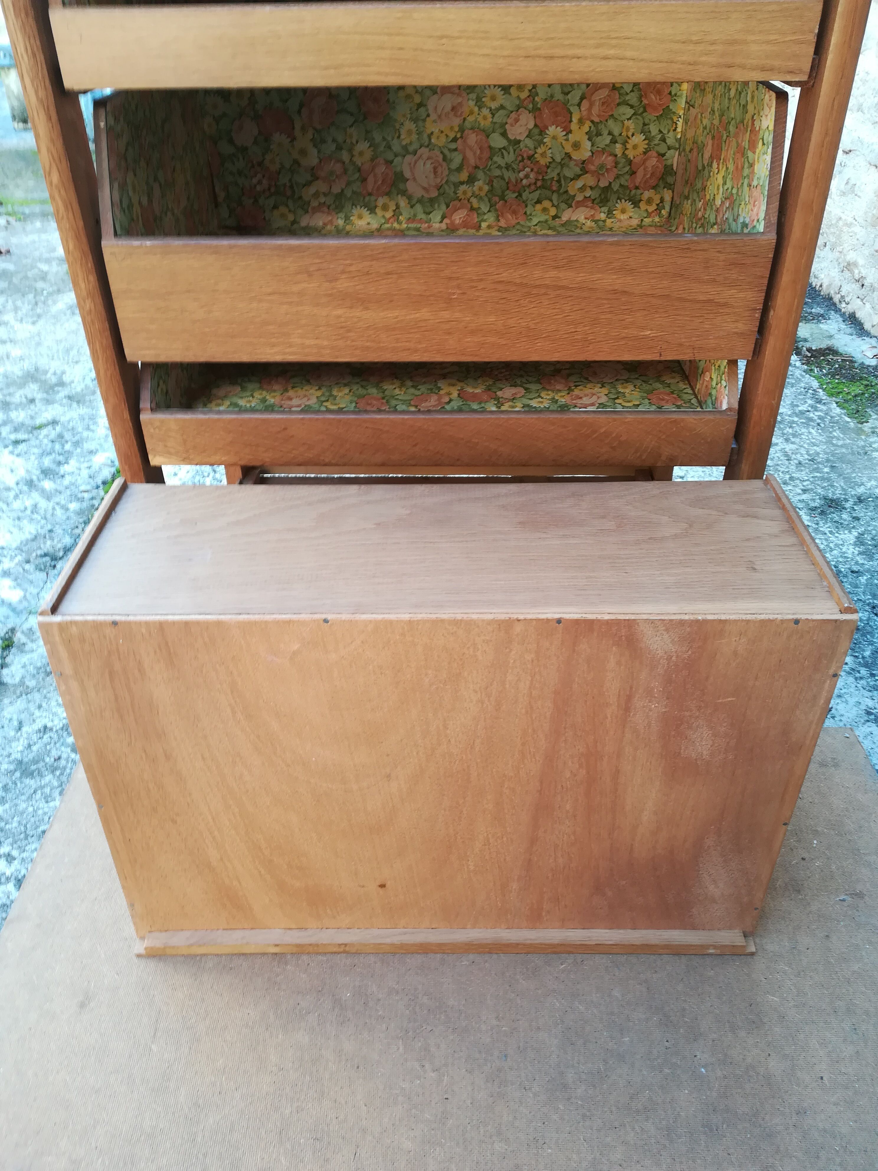 Craft furniture has drawers