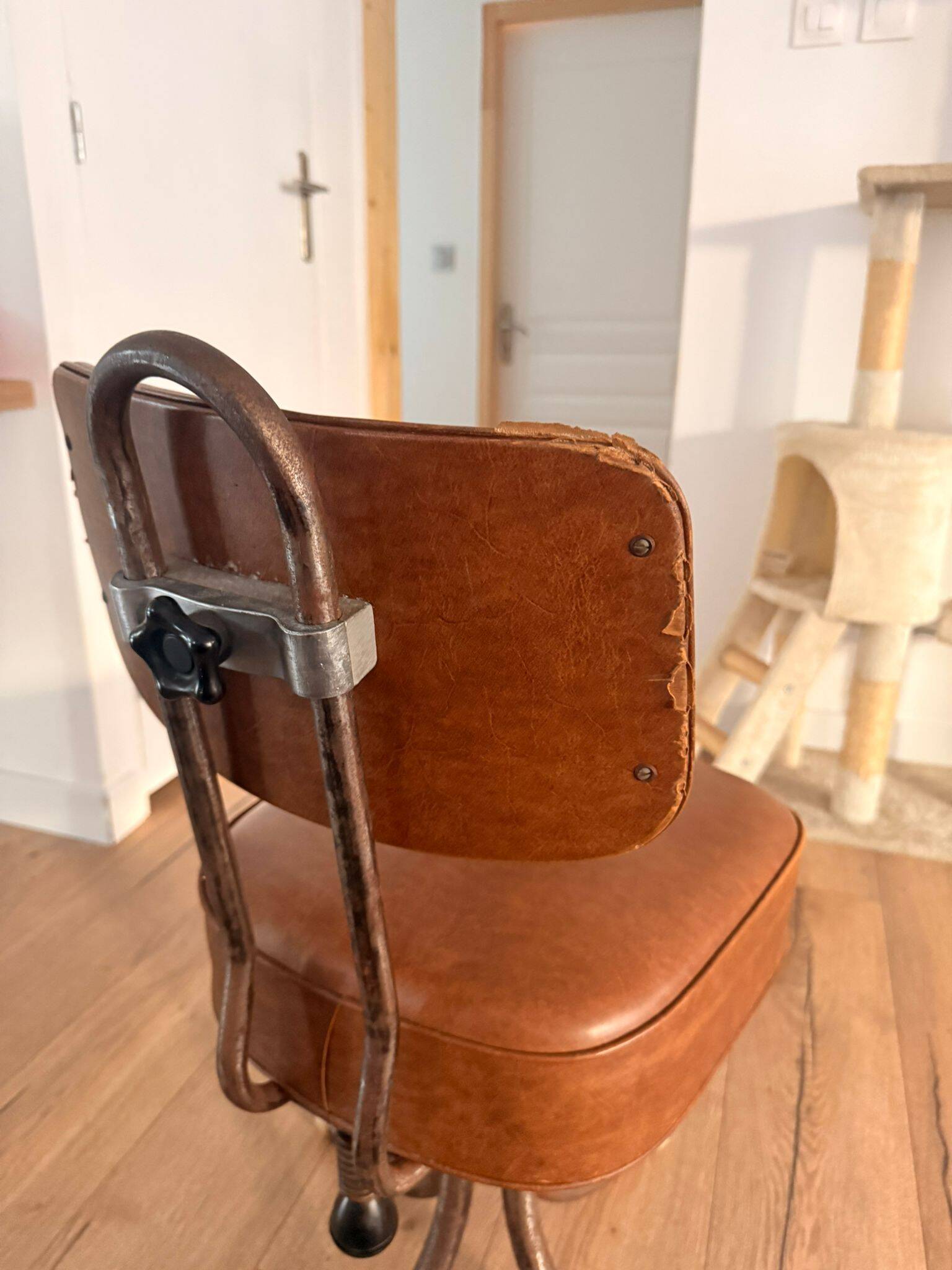 Chaise bienaise en métal et cuir