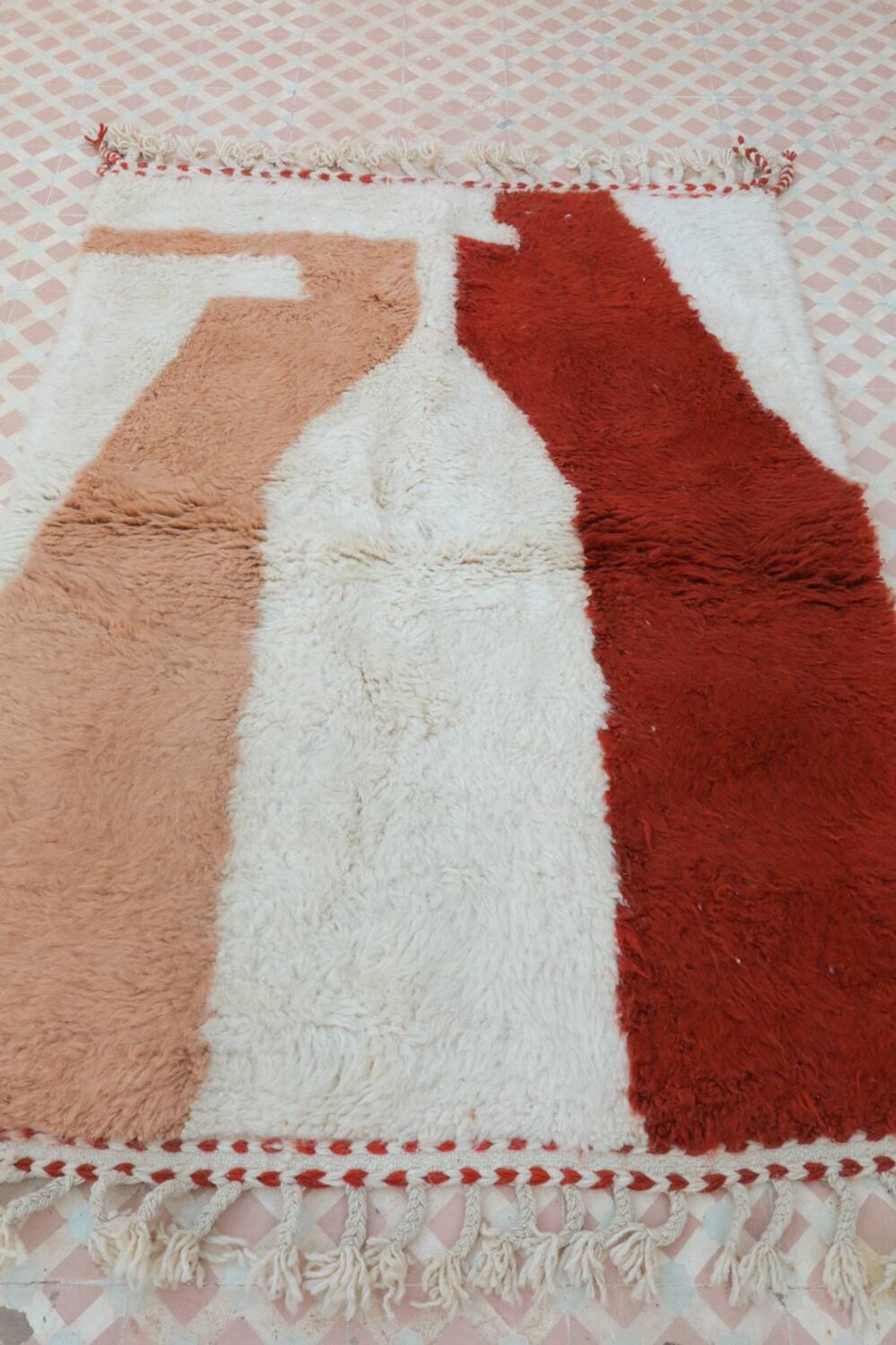 Tapis berbère marocain moderne blanc terracotta pêche