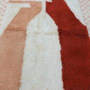 Tapis berbère marocain moderne blanc terracotta pêche