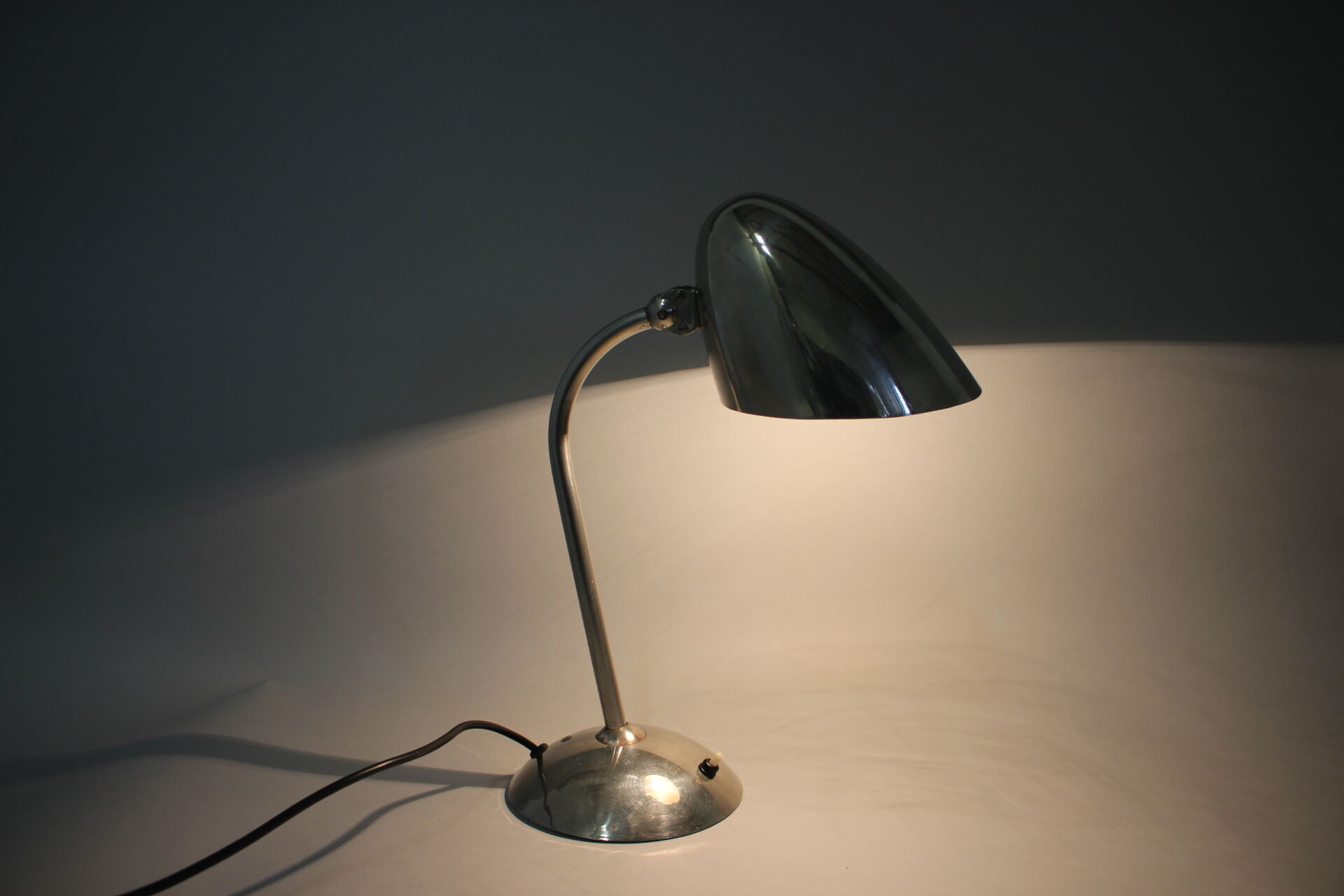 Lampe de table fonctionnaliste Tchécoslovaquie années 1930