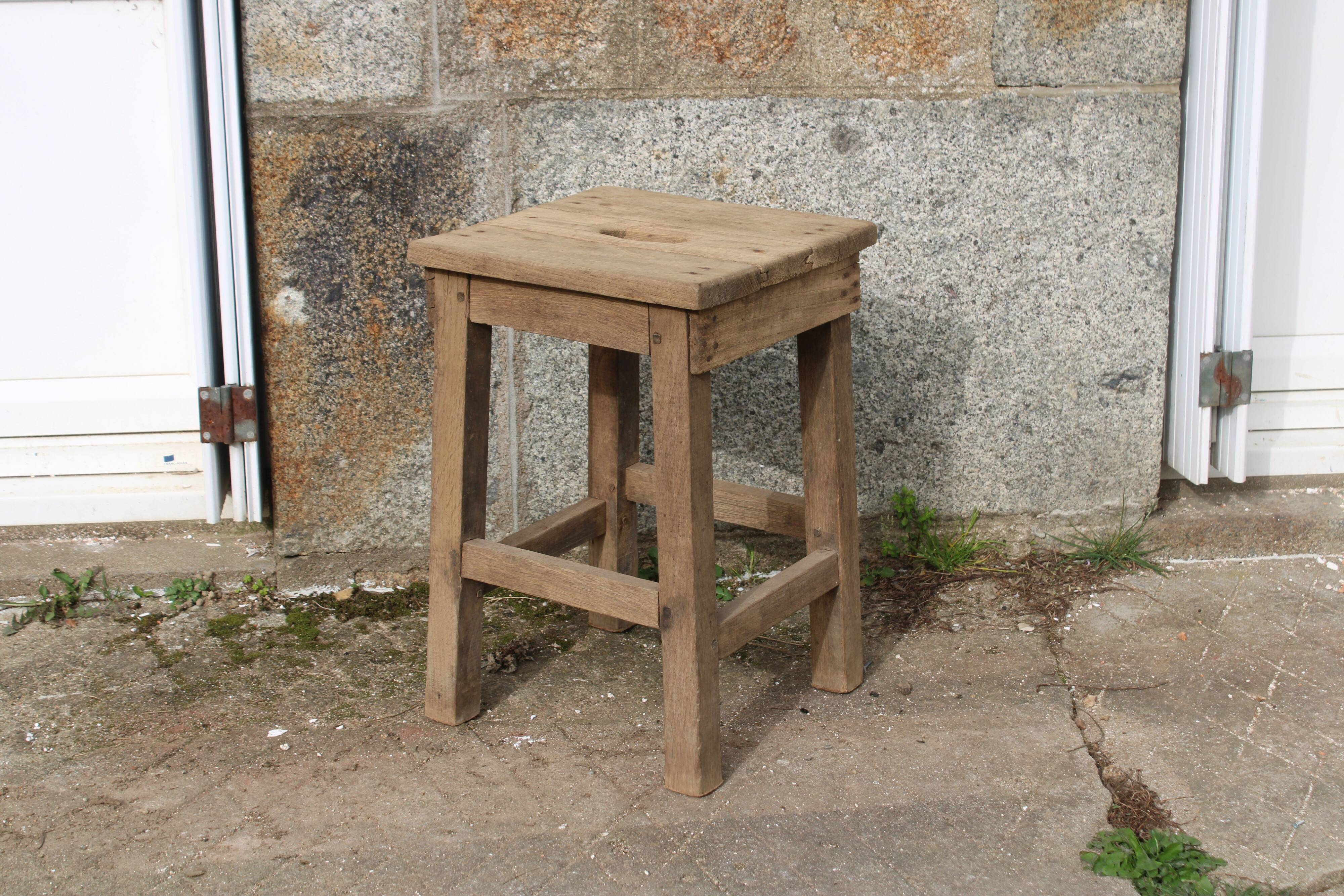 Vintage workshop stool in solid wood – sandblasted