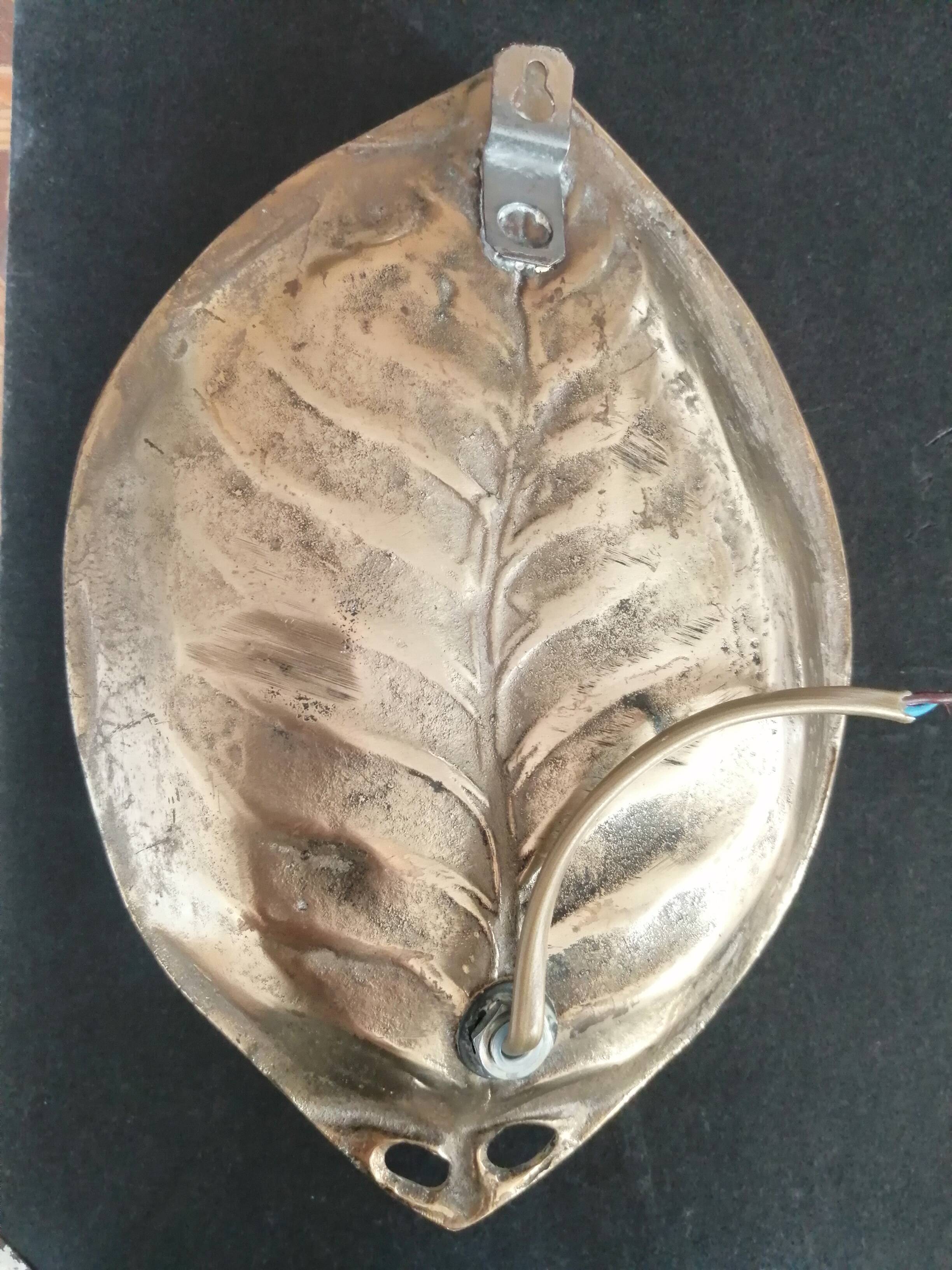 Adjustable bronze wall light with leaf decor