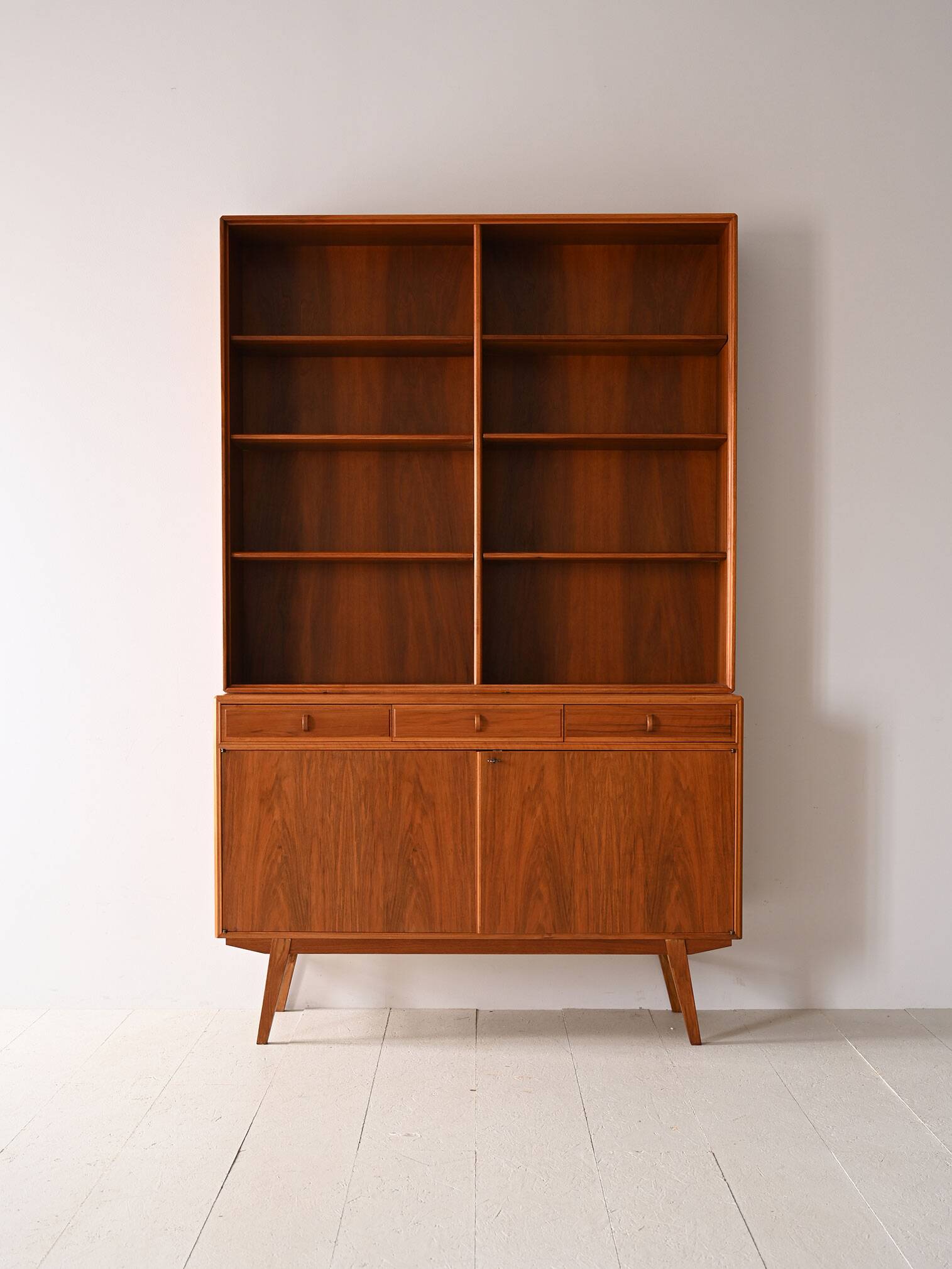Nordic bookcase with sideboard