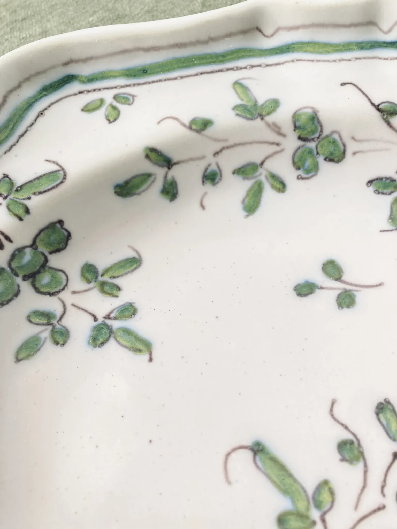 Plat ovale chantourné en faïence de Martres-Tolosane, XIXe siècle