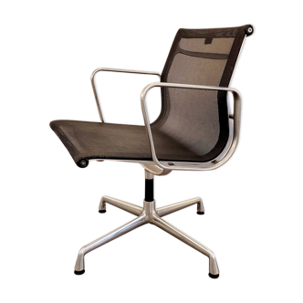 Chaise EA103 de Eames pour Vitra