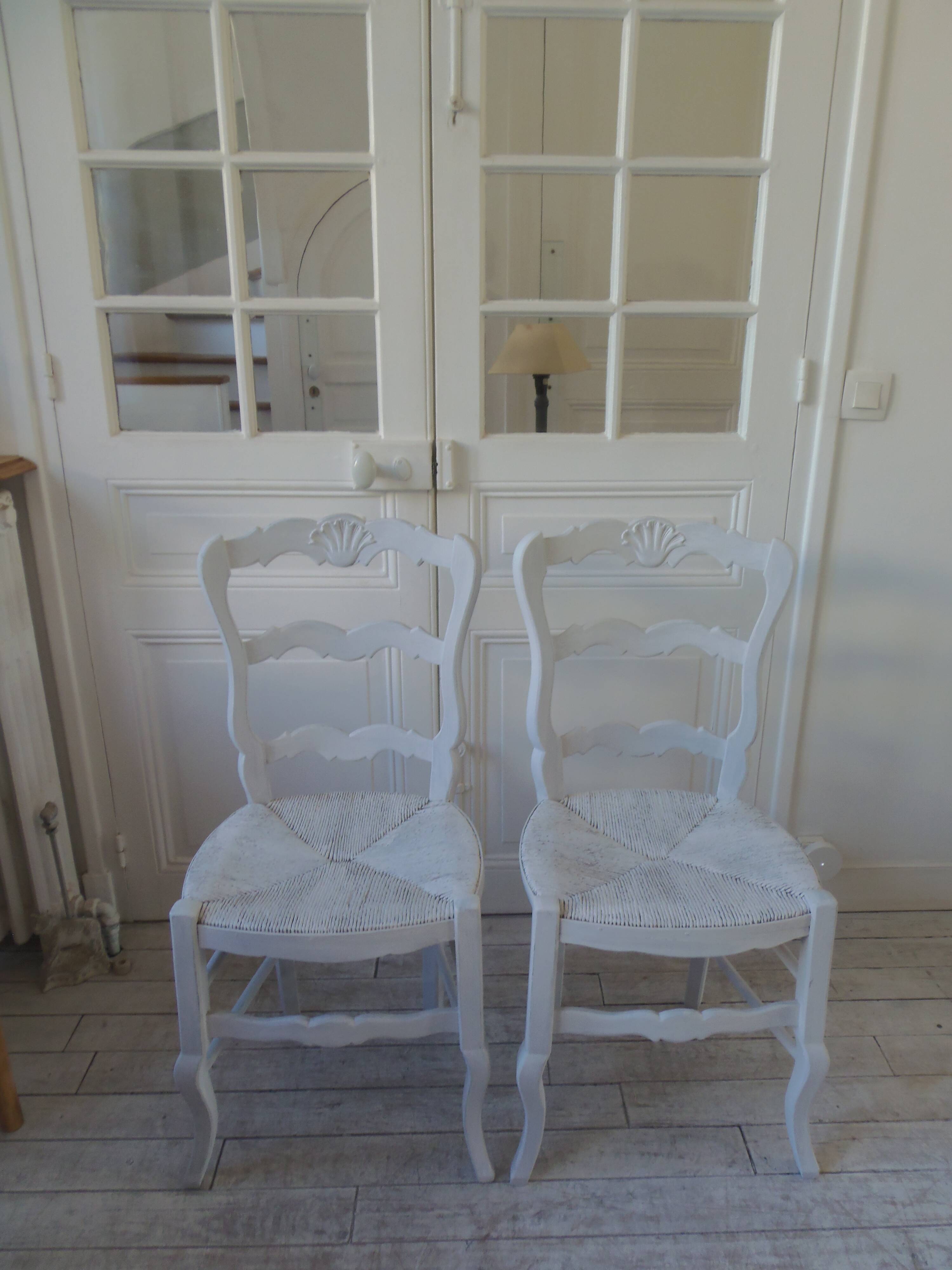 Duo de chaises style campagne réenchantées en gris perle.