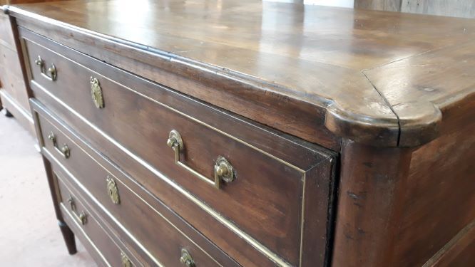 Dresser of Louis XVI era in walnut