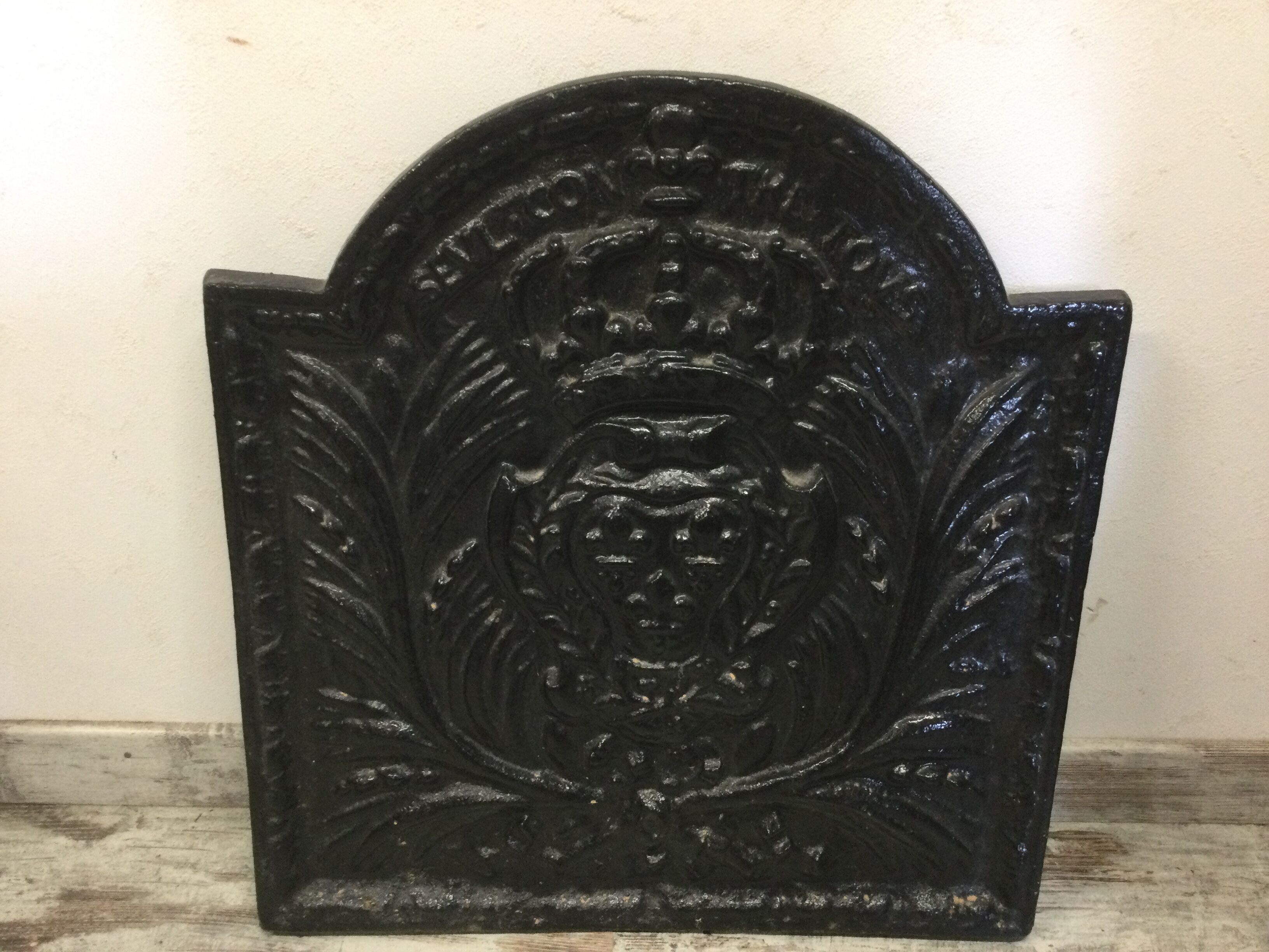 Old cast-cast-glass chimney plate