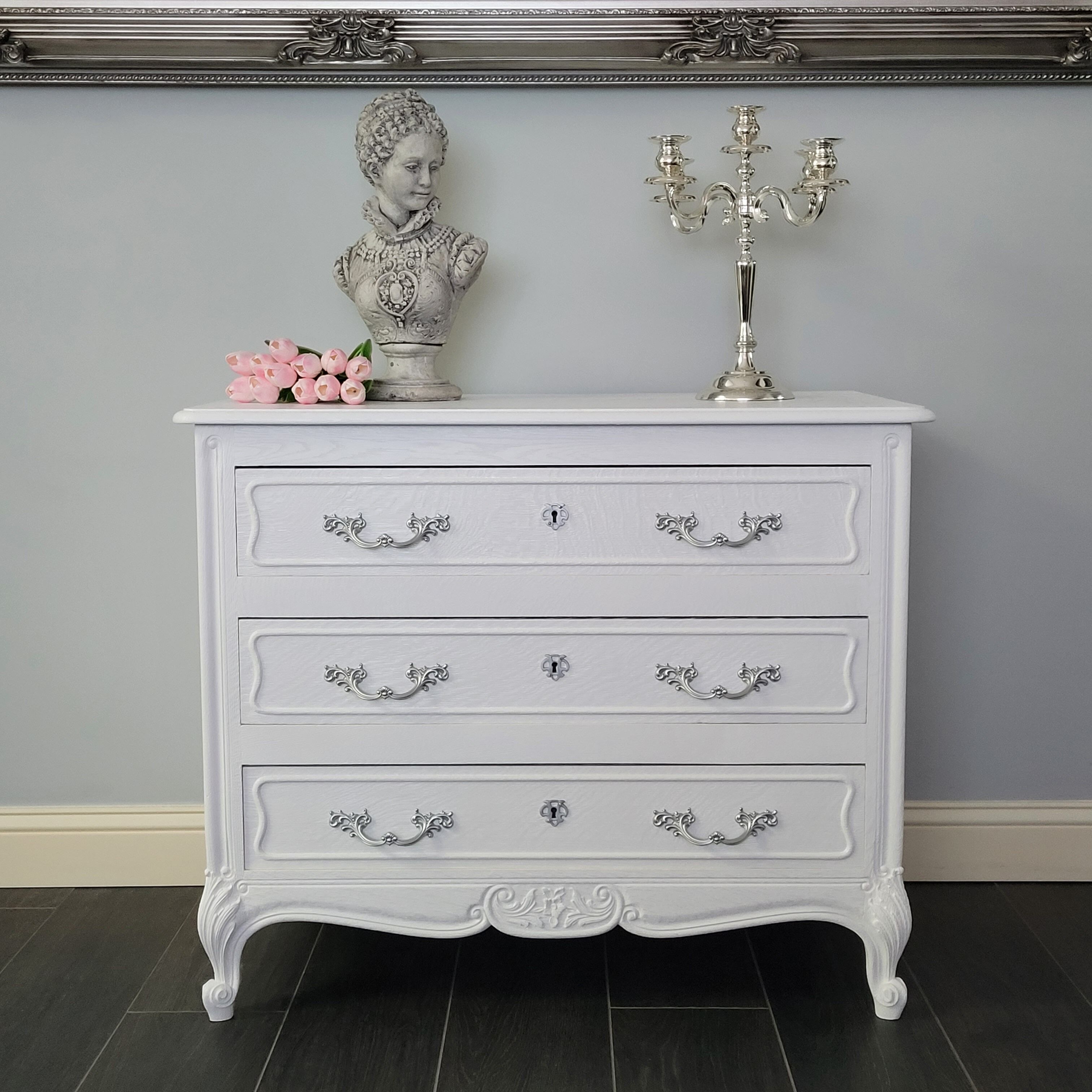 Commode en chêne à pieds galbés, 3 tiroirs