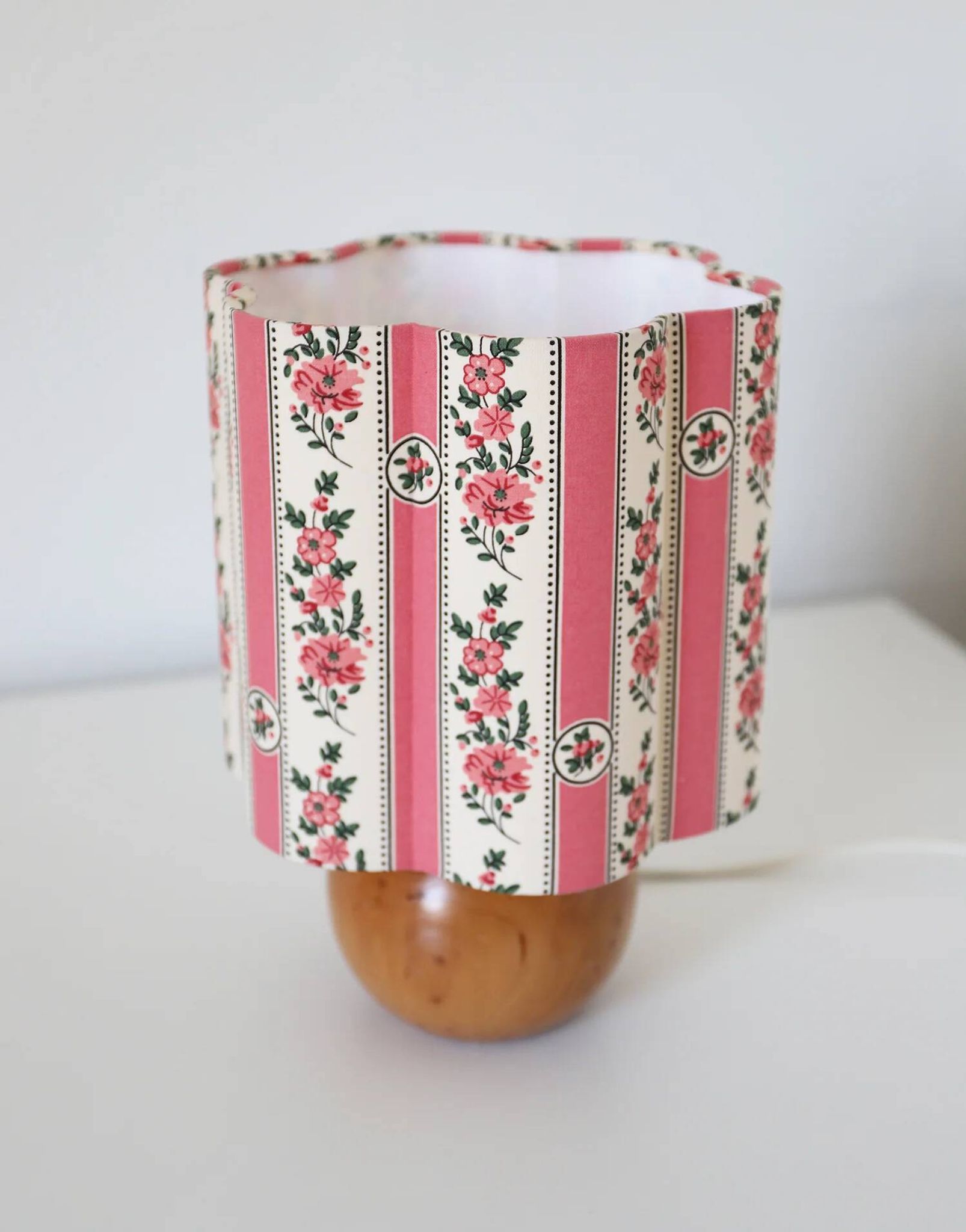 Lampe à poser vintage, pied boule années 70 et abat-jour imprimé