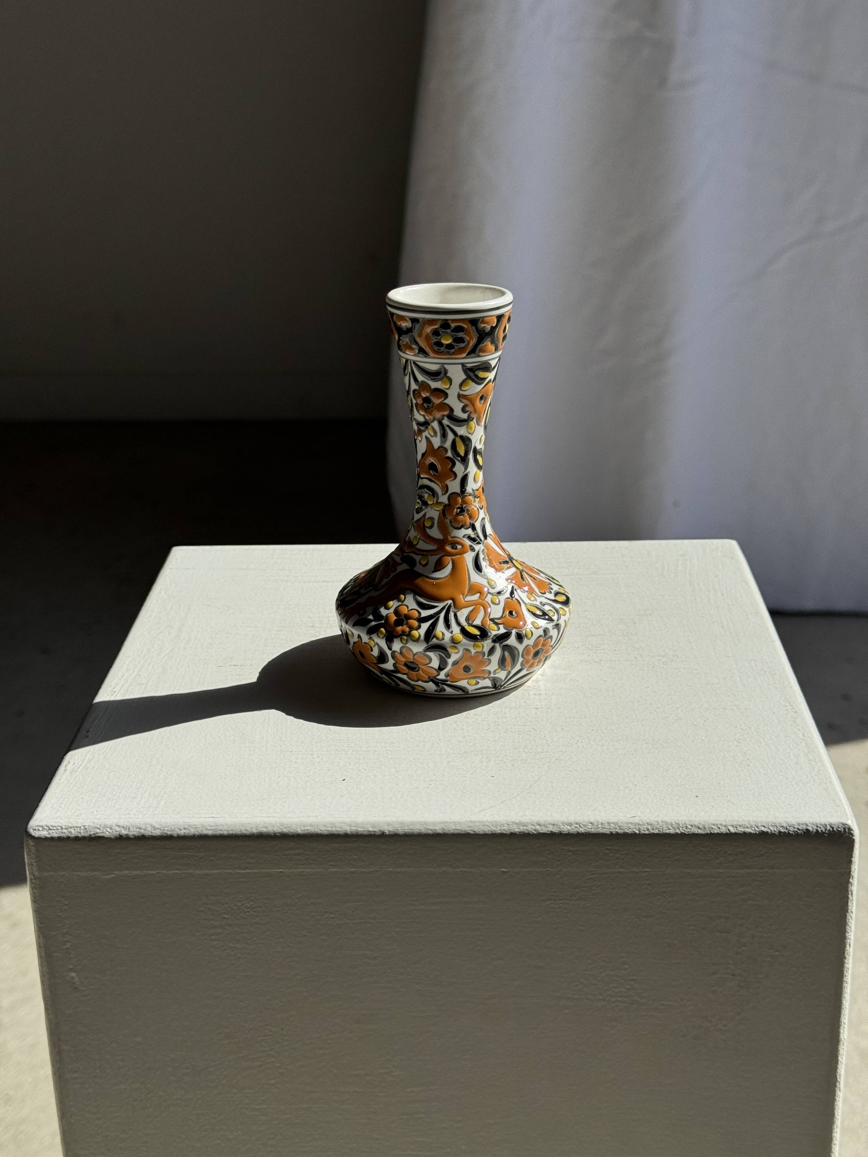 Petit vase soliflore blanc à décor floral et animalier orange H14 L9