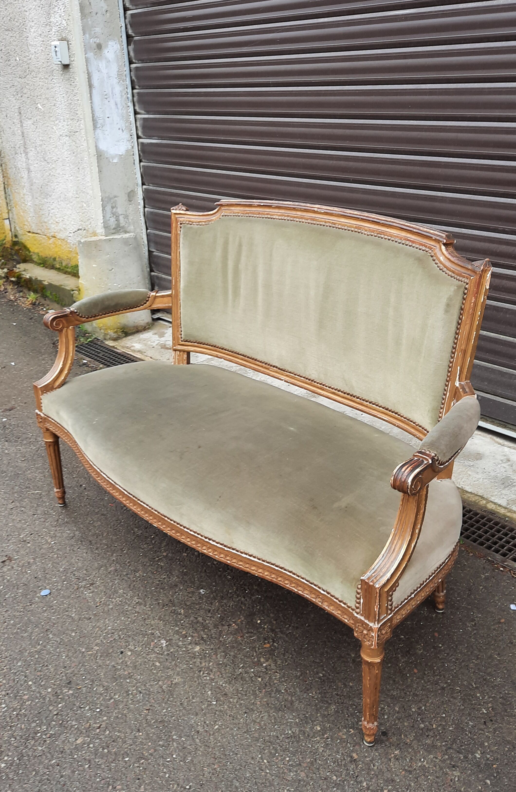Salon de style Louis XVI en bois doré et velours