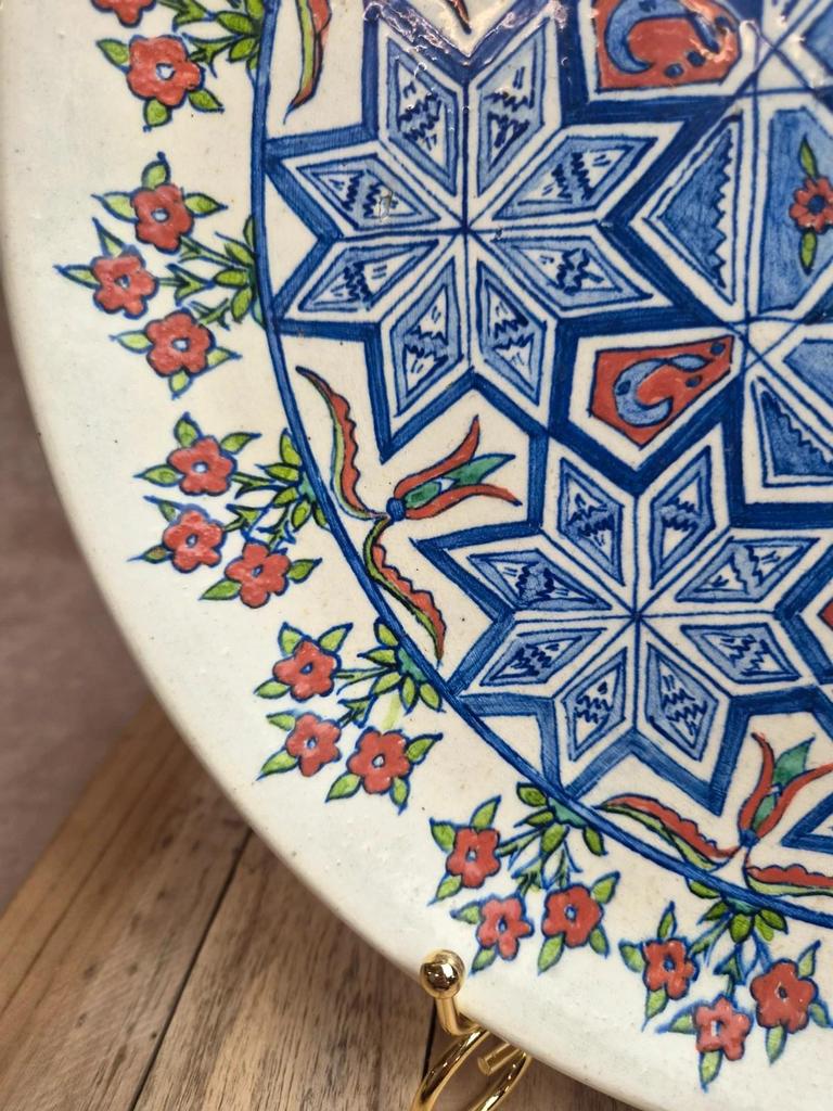 Large vintage wall plate in ceramic from Kütahya, signed – hand-painted oriental decoration.
