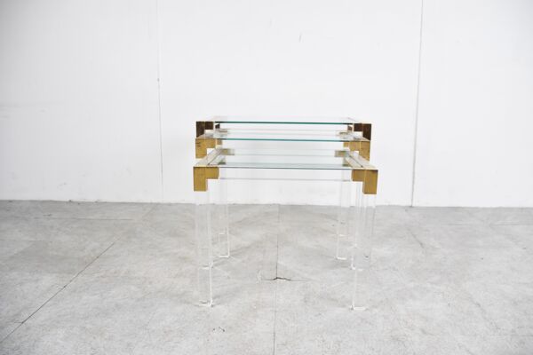 Ensemble de 3 tables gigognes en lucite et laiton, années 1970