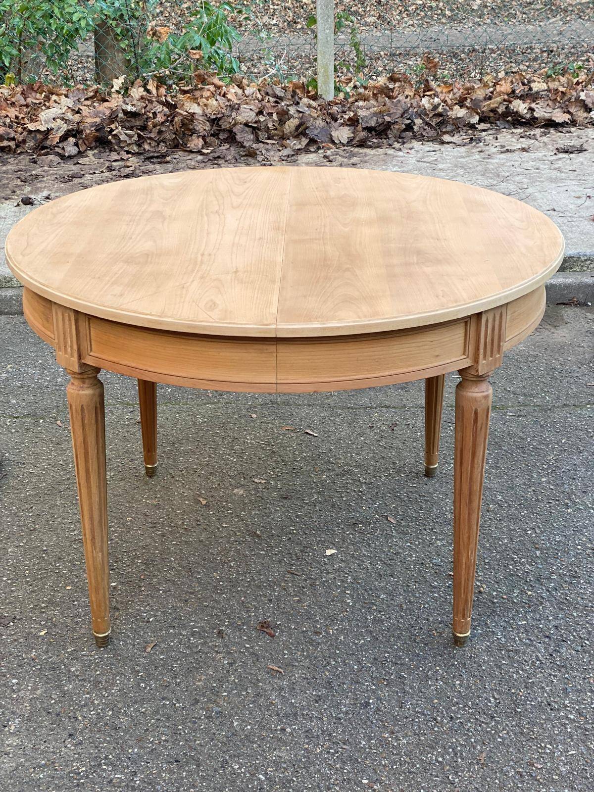Renovated Louis XVI extendable round table from the 19th century, 260cm.