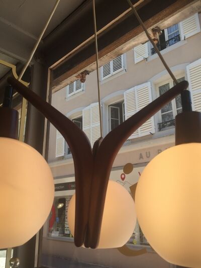 Lustre boomerang scandinave en teck  3 globes en opaline