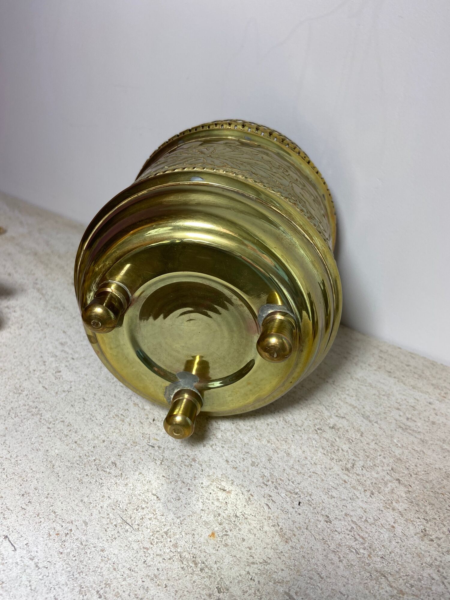 Cache pot tripode en laiton doré début xxème