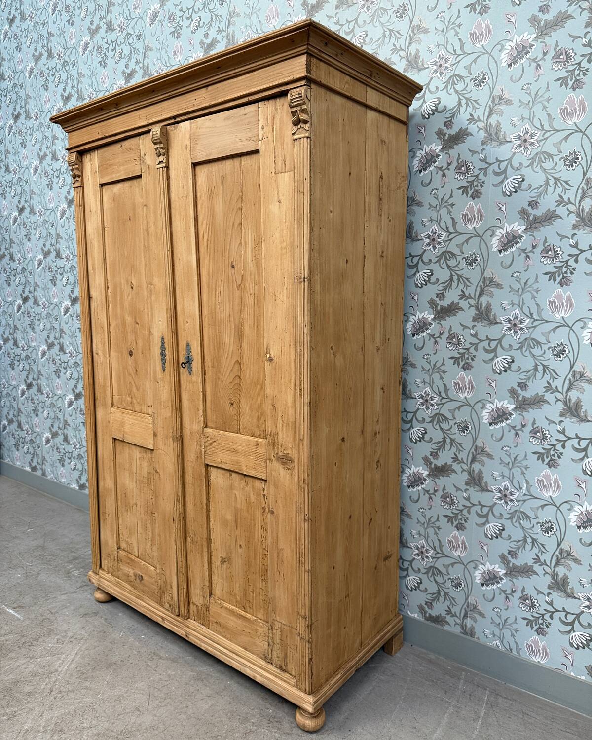Large English wardrobe in solid pine (renovated)