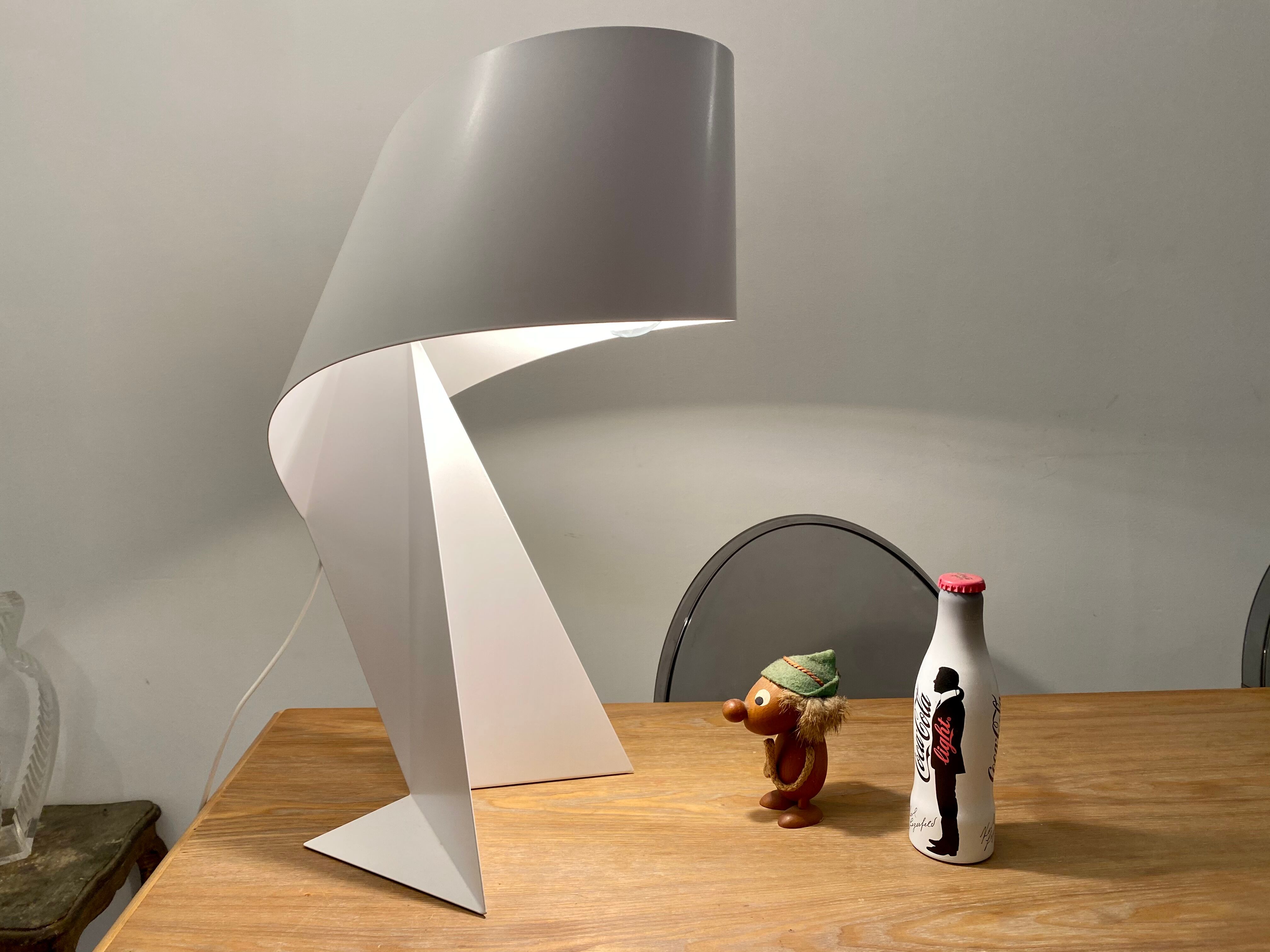 Ribbon lamp design Claire Norcross white laqué steel