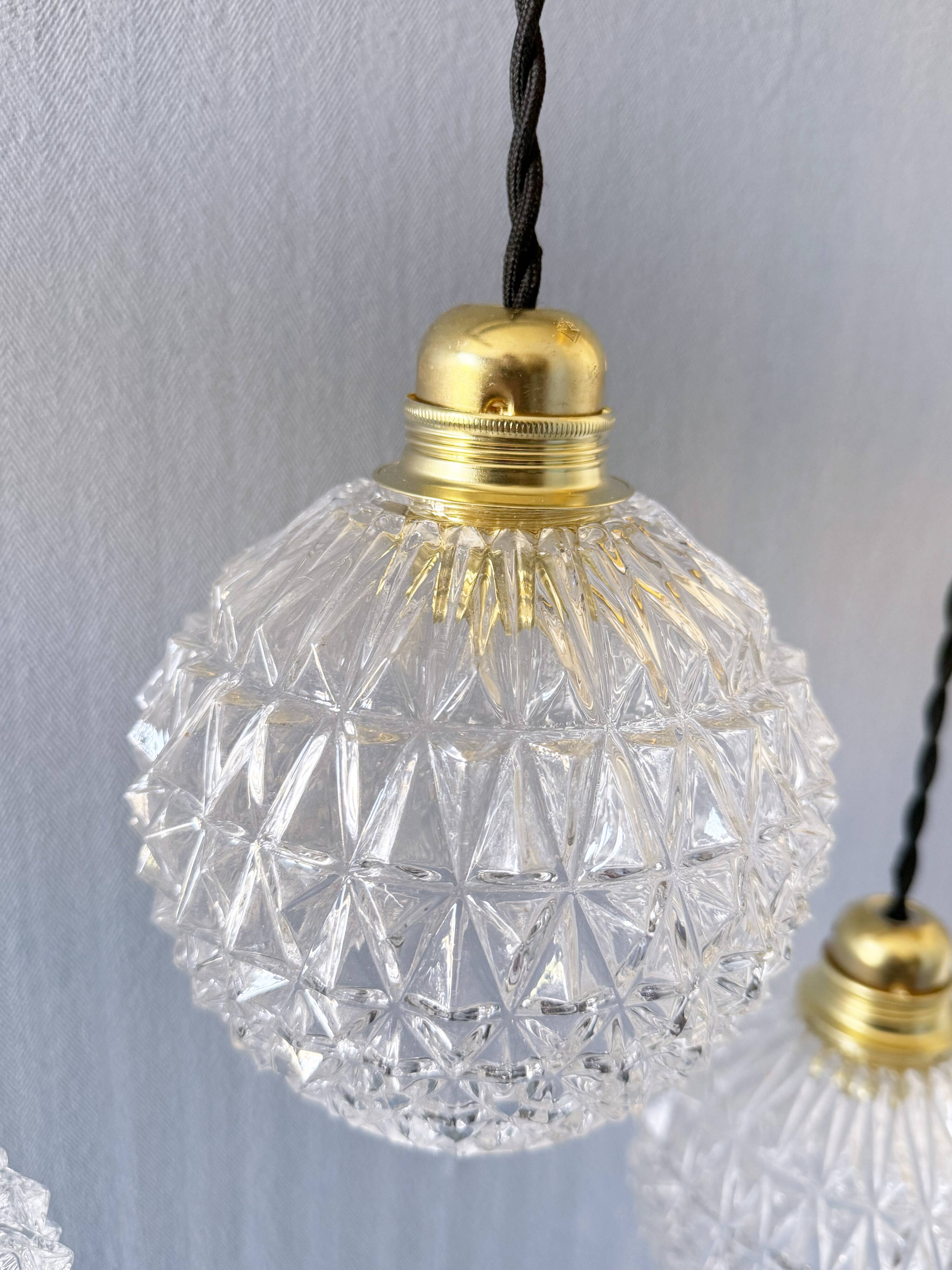 Lot de 5 suspensions boules en verre taillé et laiton
