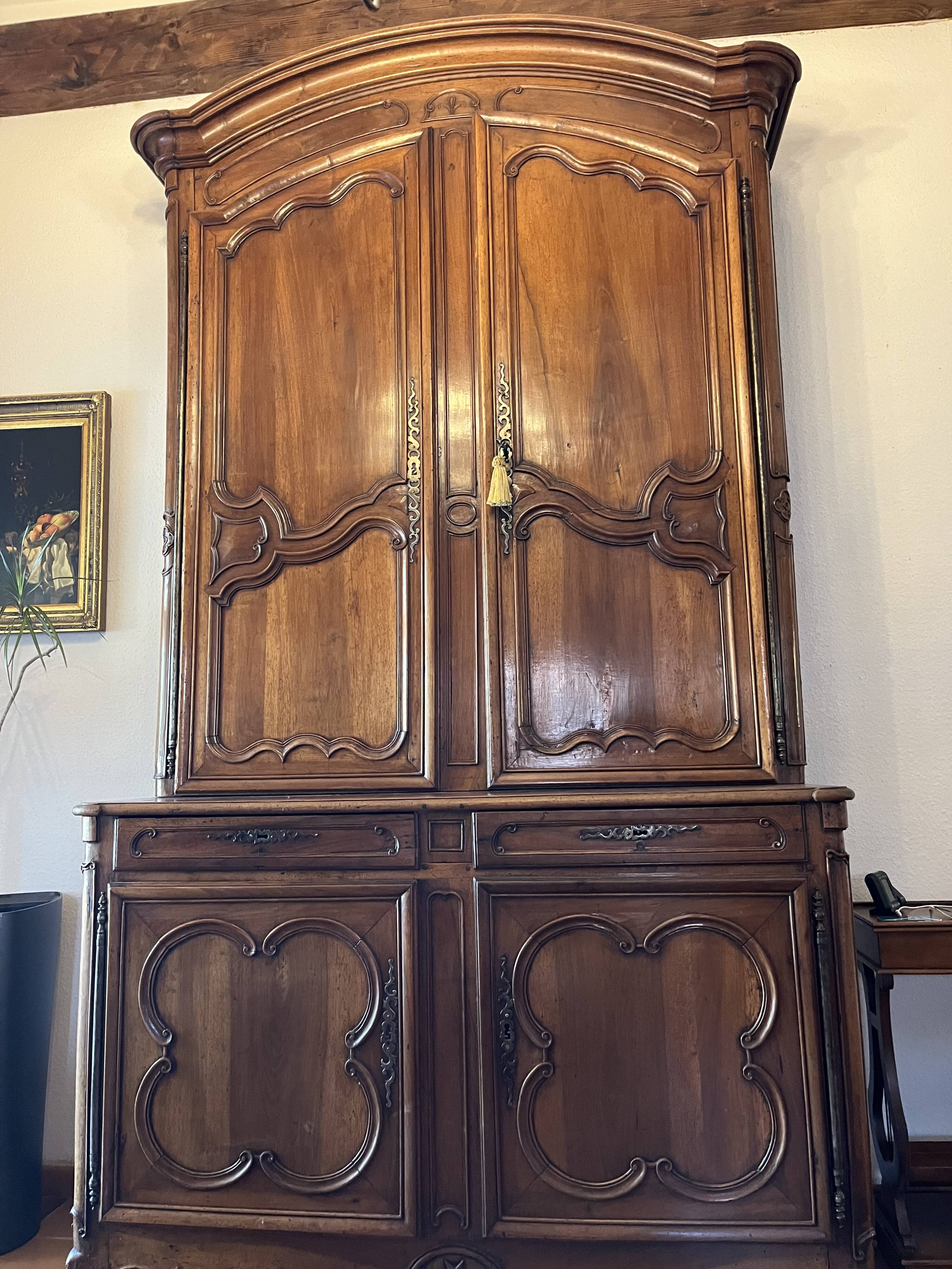 Armoire (Bahut) deux corps Louis XV en noyer 18e siècle