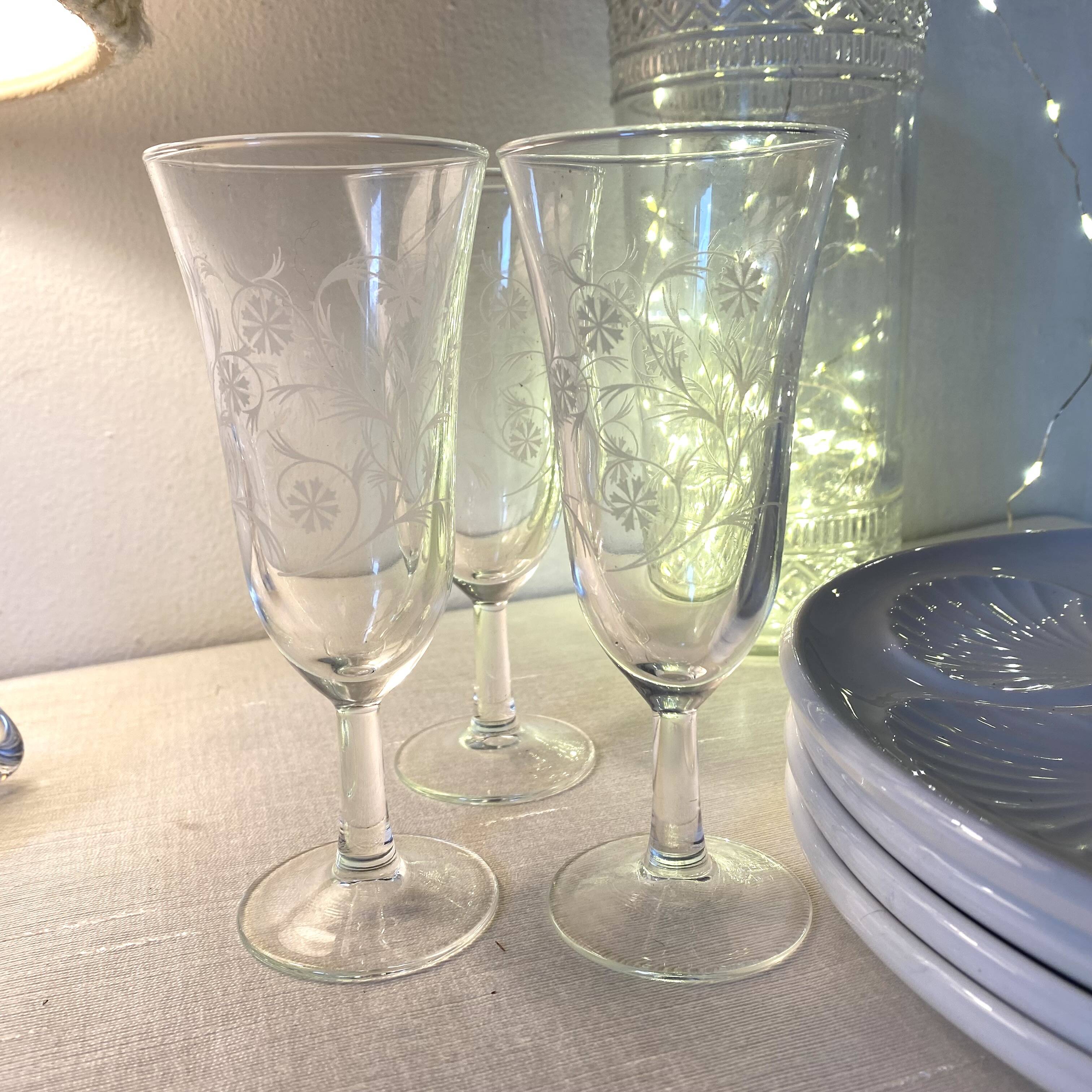 Champagne flutes with engraved flower decoration