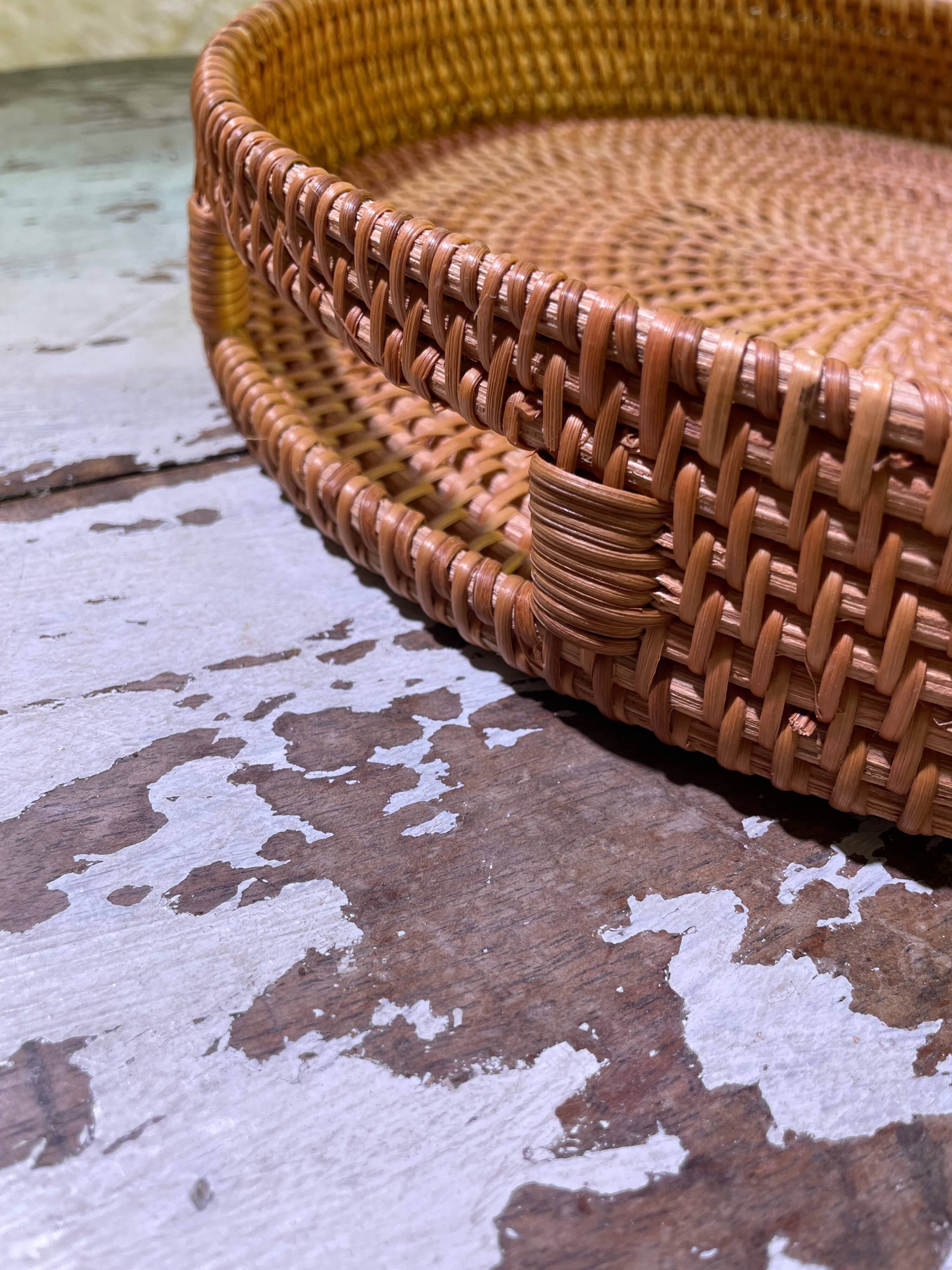 Round wicker tray
