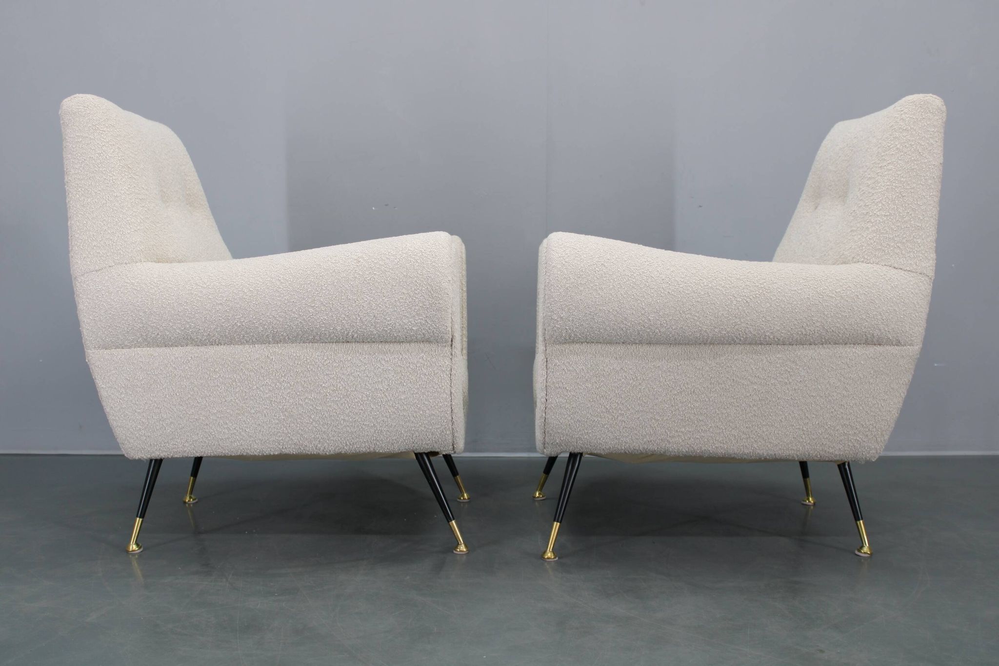 Paire de fauteuils bouclés italiens du milieu du siècle, pieds en fer et laiton, années 1950