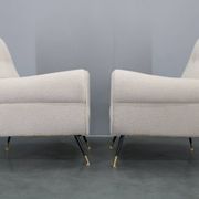 Paire de fauteuils bouclés italiens du milieu du siècle, pieds en fer et laiton, années 1950