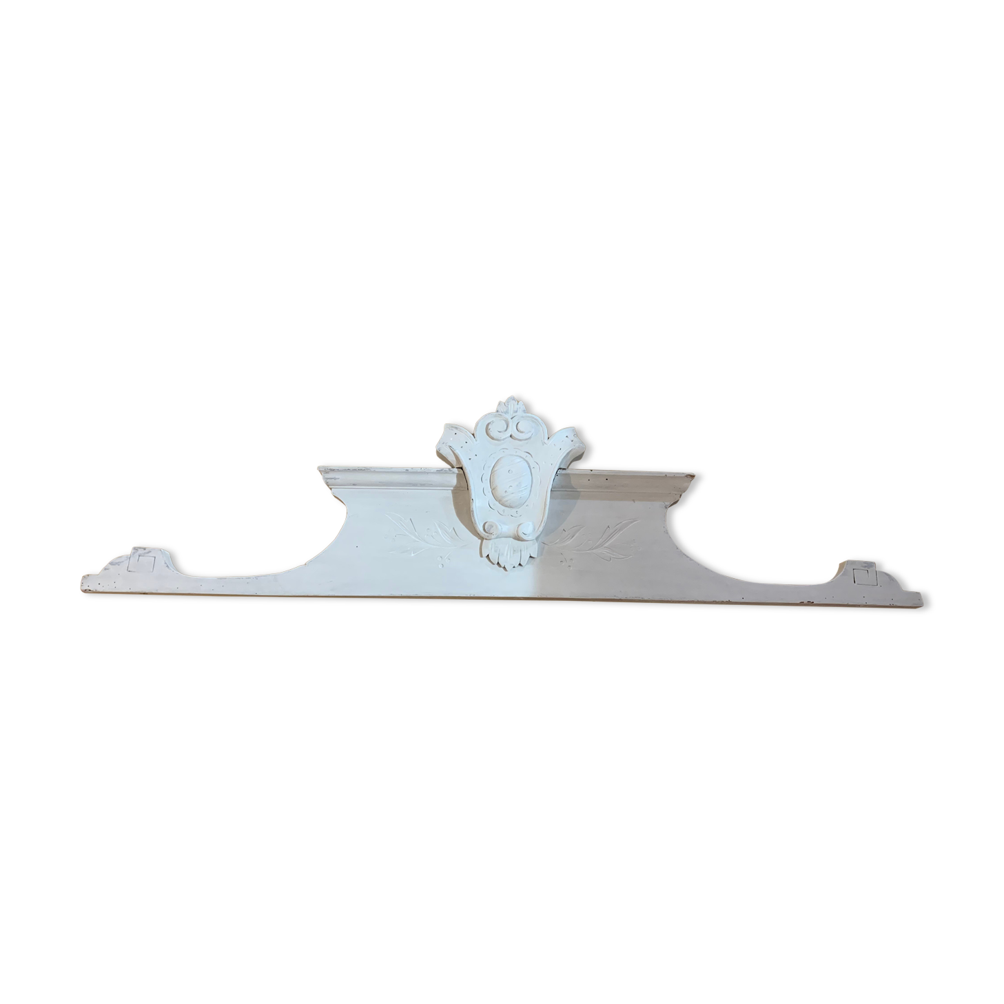 Old carved white patinated pediment - 115cm