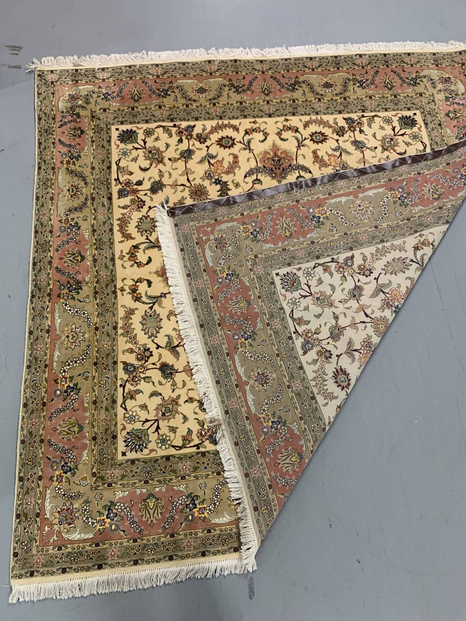 Authentic Tabriz Persian Carpet in Kork Wool and Silk (50 Raj) – 200 x 200 cm