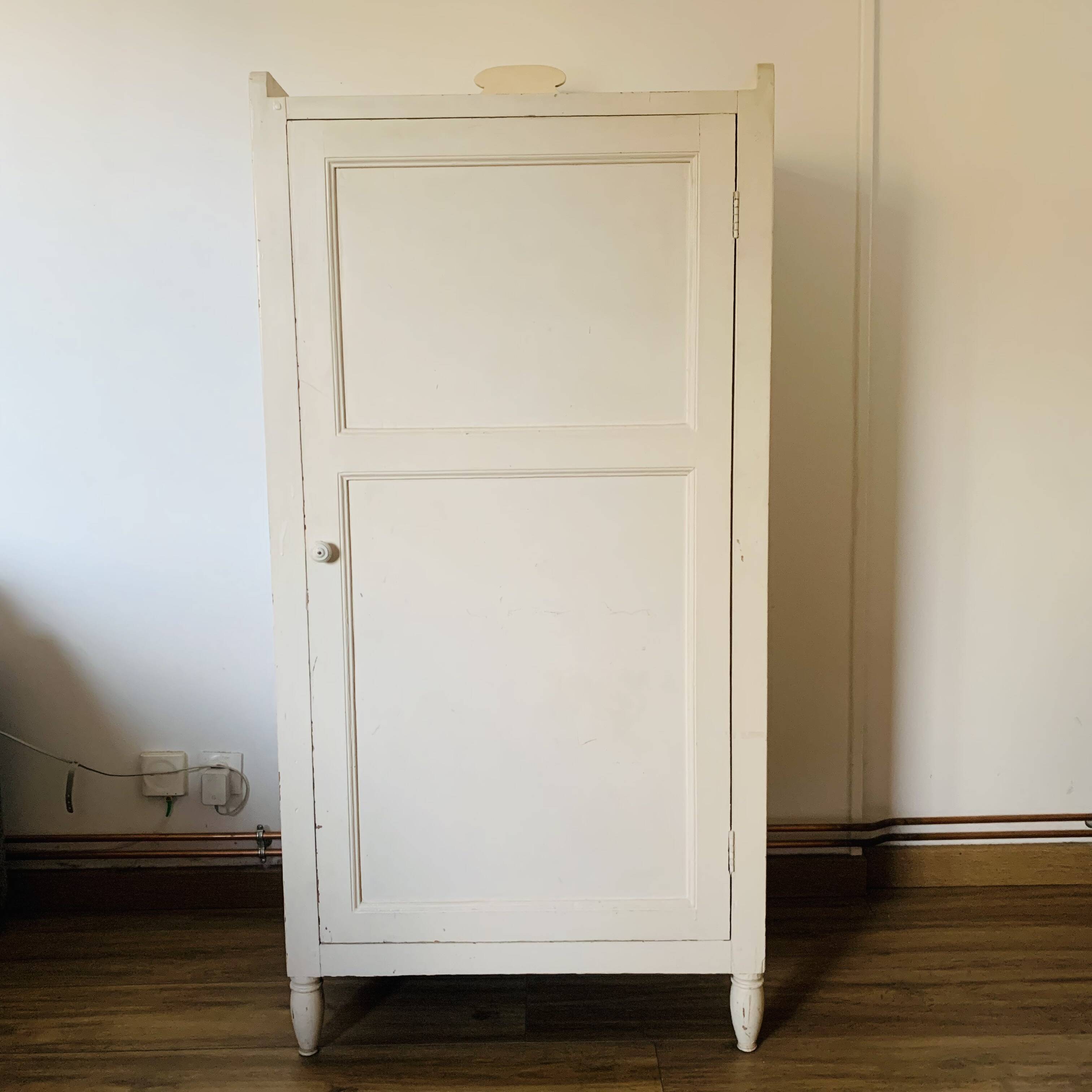 1-door wardrobe with cornice